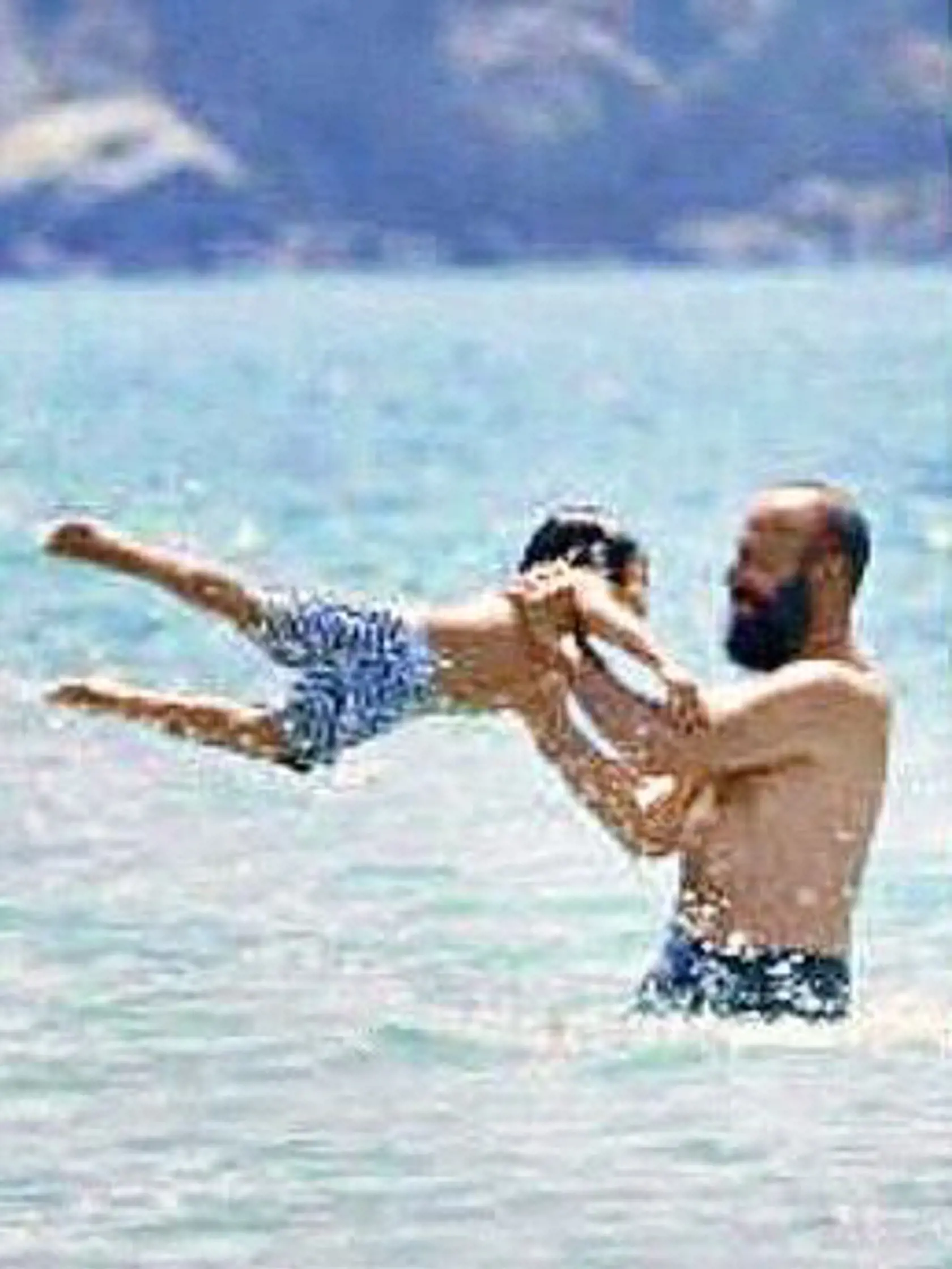 Halit svojho  synčeka  vyhadzoval.