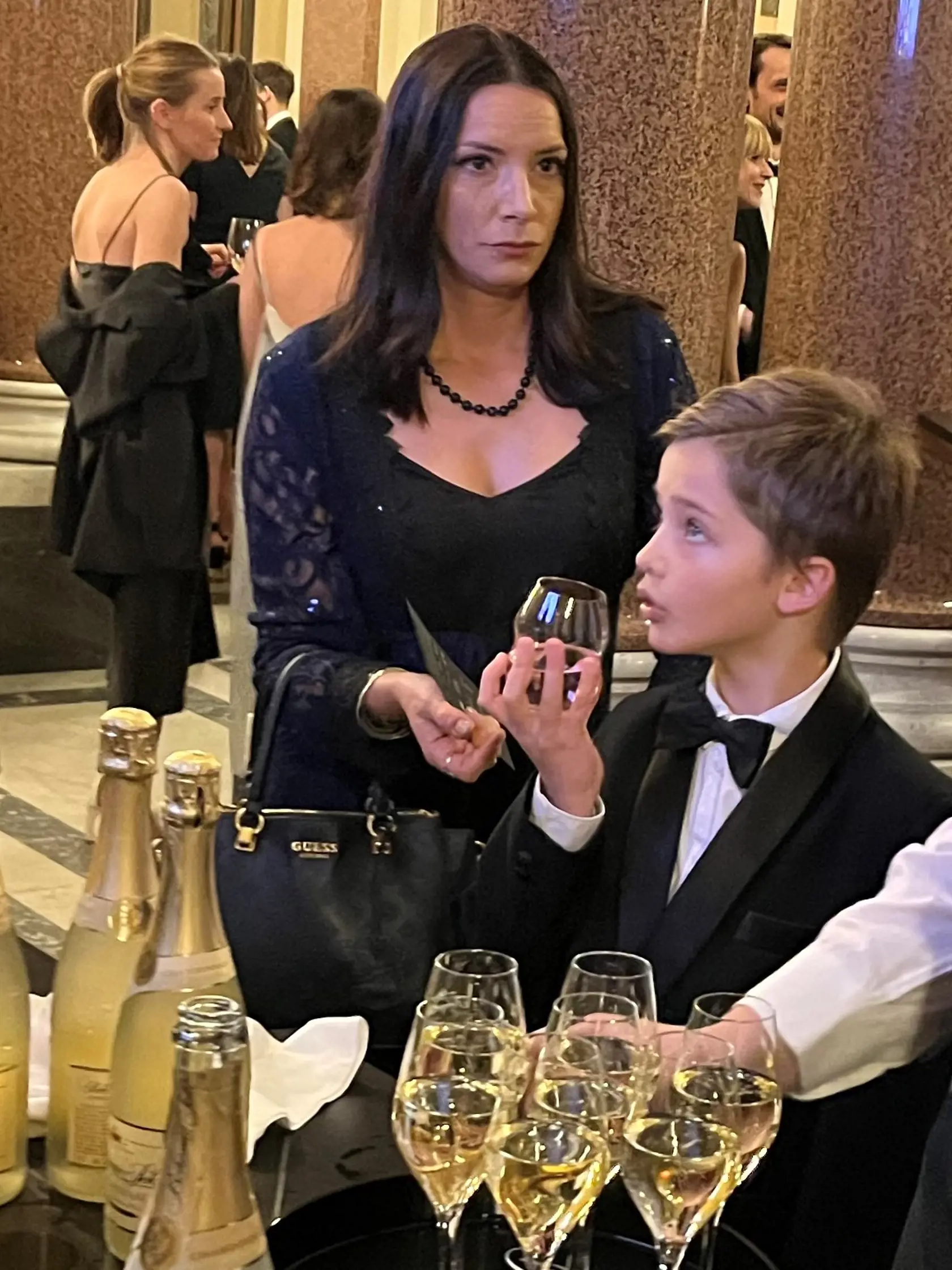 Dorota Nvotova so synom Filipom čaká na koniec prenosu