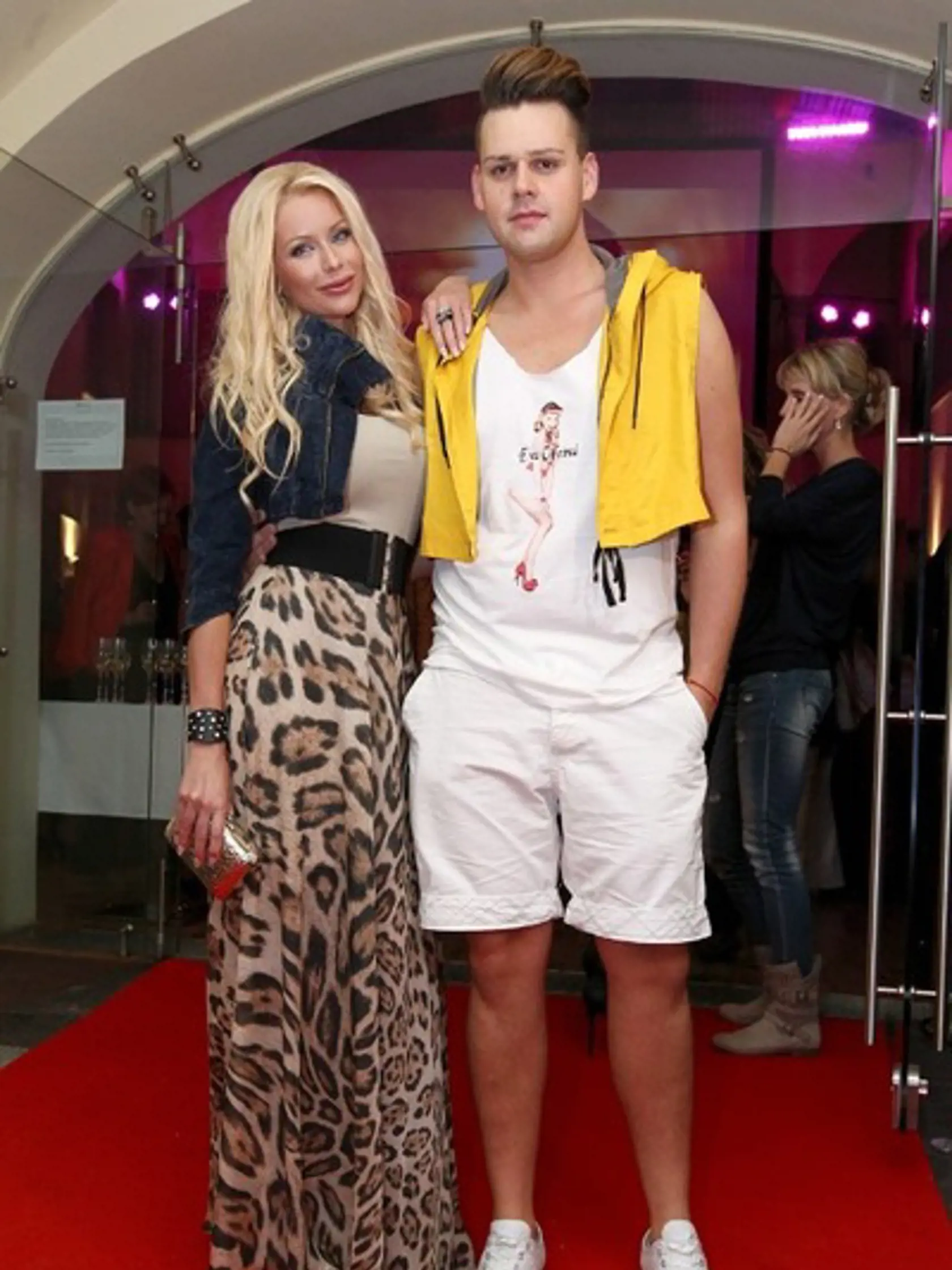 Eva Cifrová so svojím stylistom Andrejom Stančíkom, ktorý si vyrobil tričko s Evinou podobizňou.