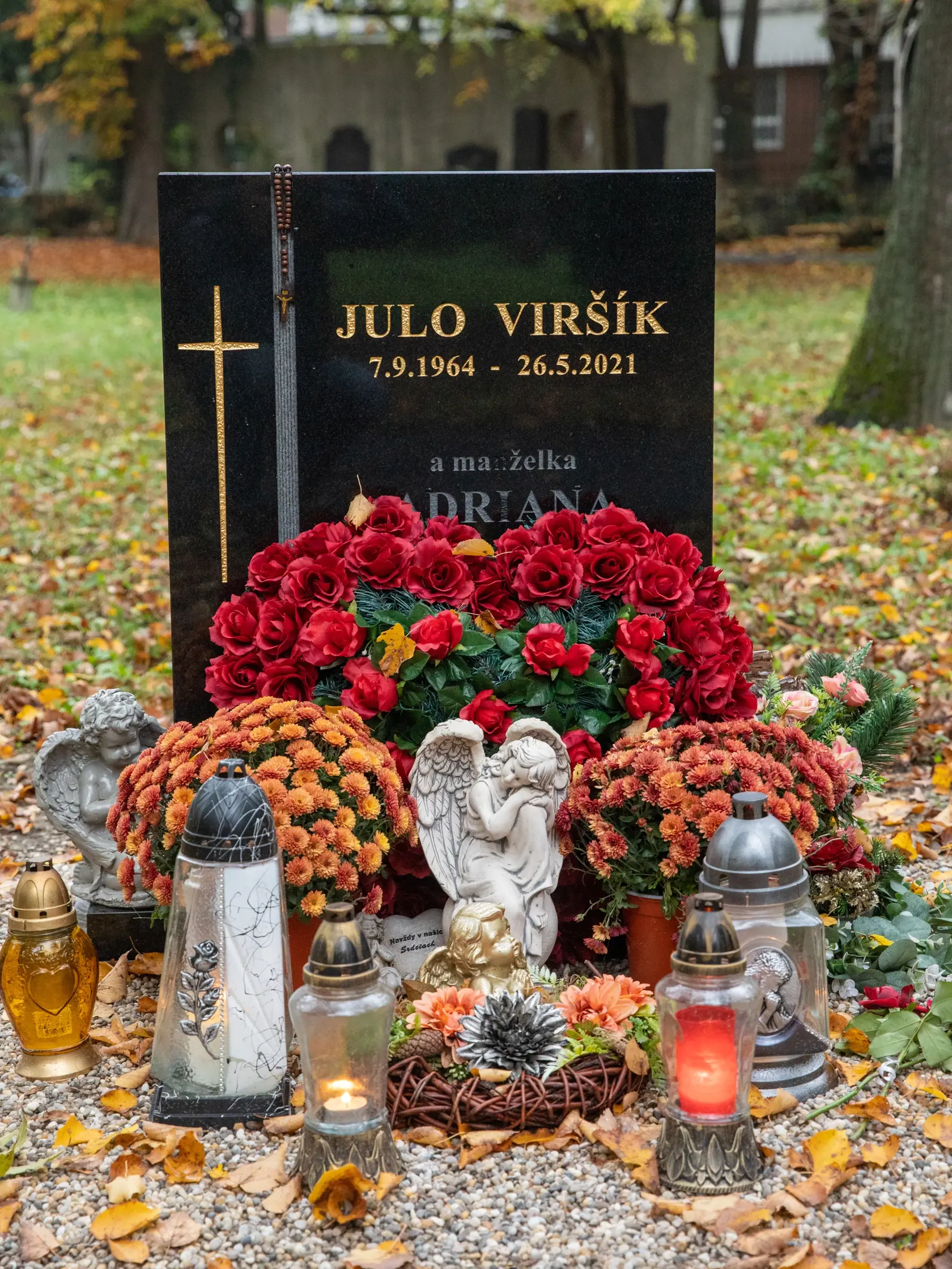 Hrob Jula Viršíka na Ondrejskom cintoríne. Na pomníku mu visí ruženec.