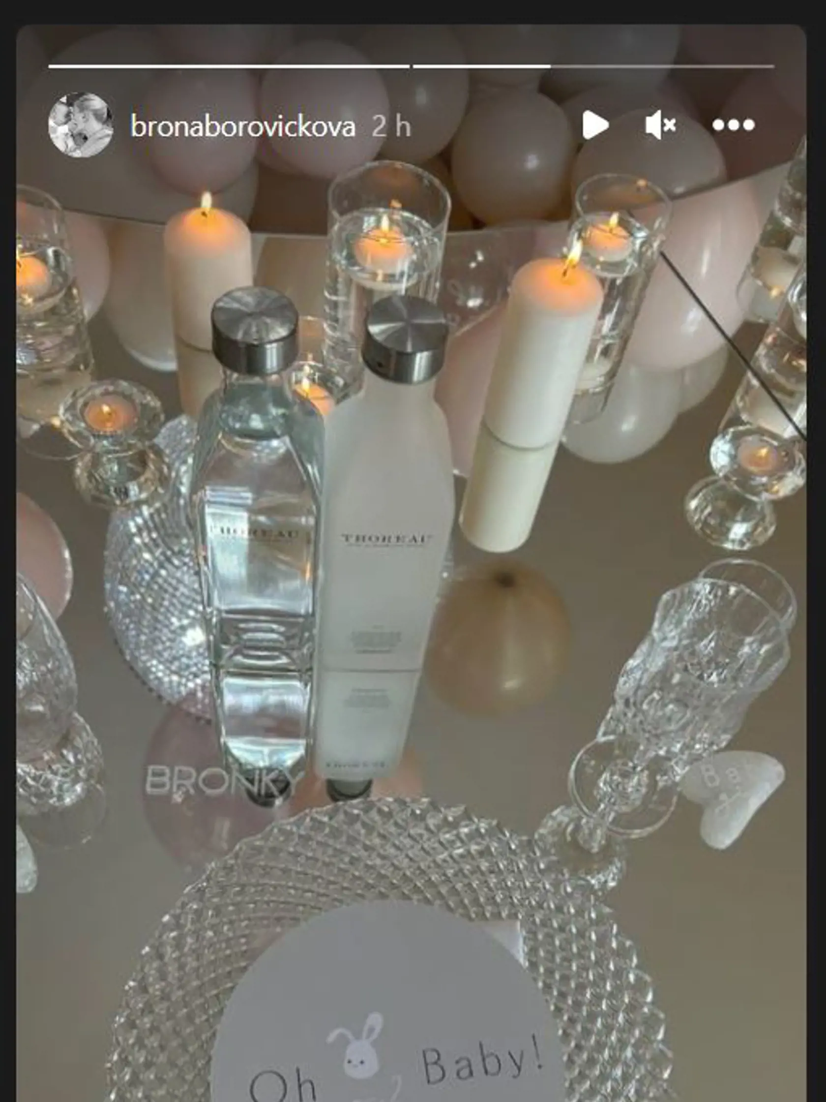 Cibulkovej kamarátky na sociálnej sieti taktiež ukázali, ako to vyzeralo na baby shower. Výzdoba bola už tradične prepracovaná do detailov.