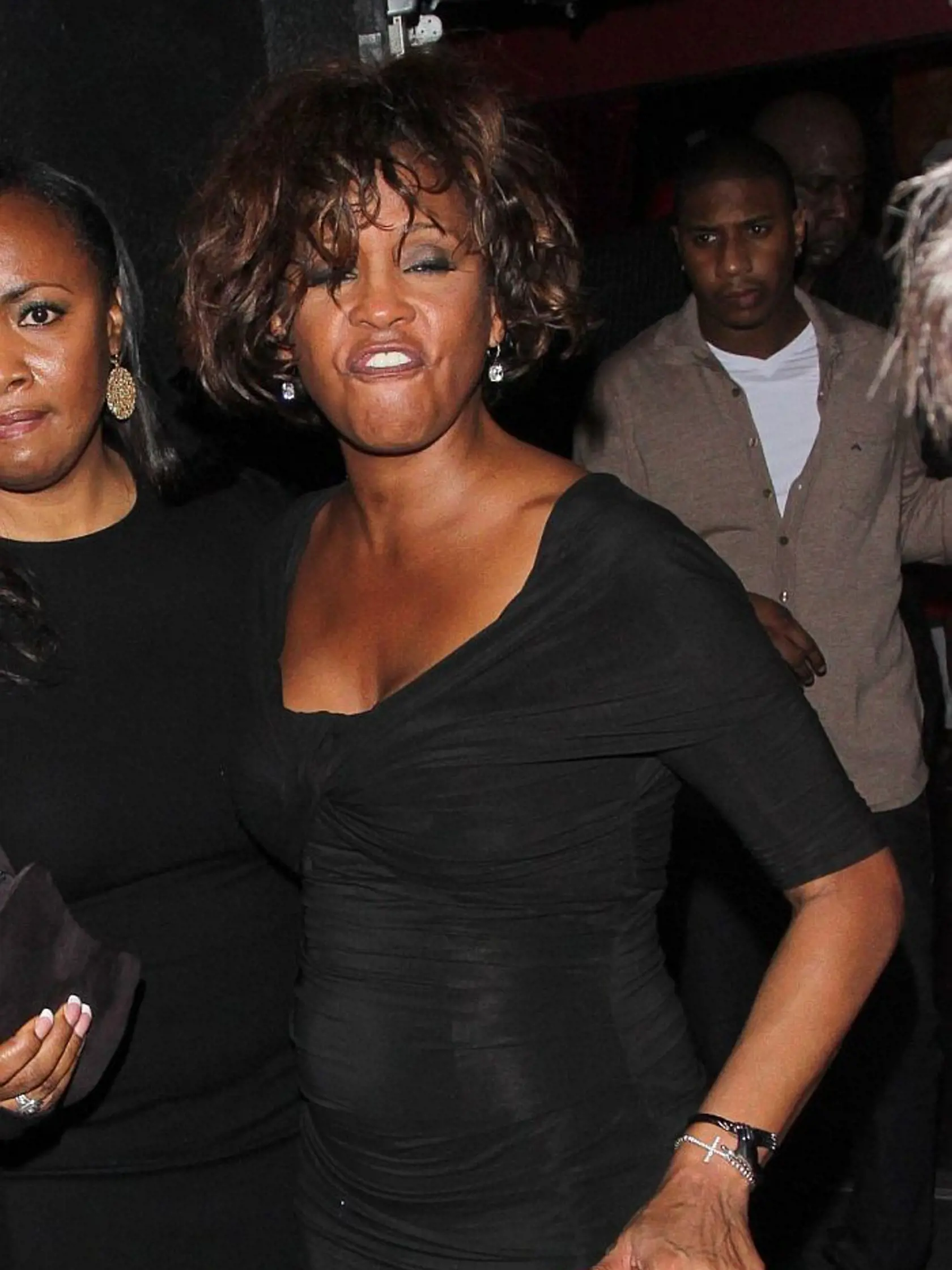 Jednou z najšokujúcejších úmrtí celebrít za posledných niekoľko desaťročí bola smrť popovej ikony Whitney Houston. Spolu s takouto šokujúcou smrťou bola sprevádzaná poburujúcim únikom fotografií.