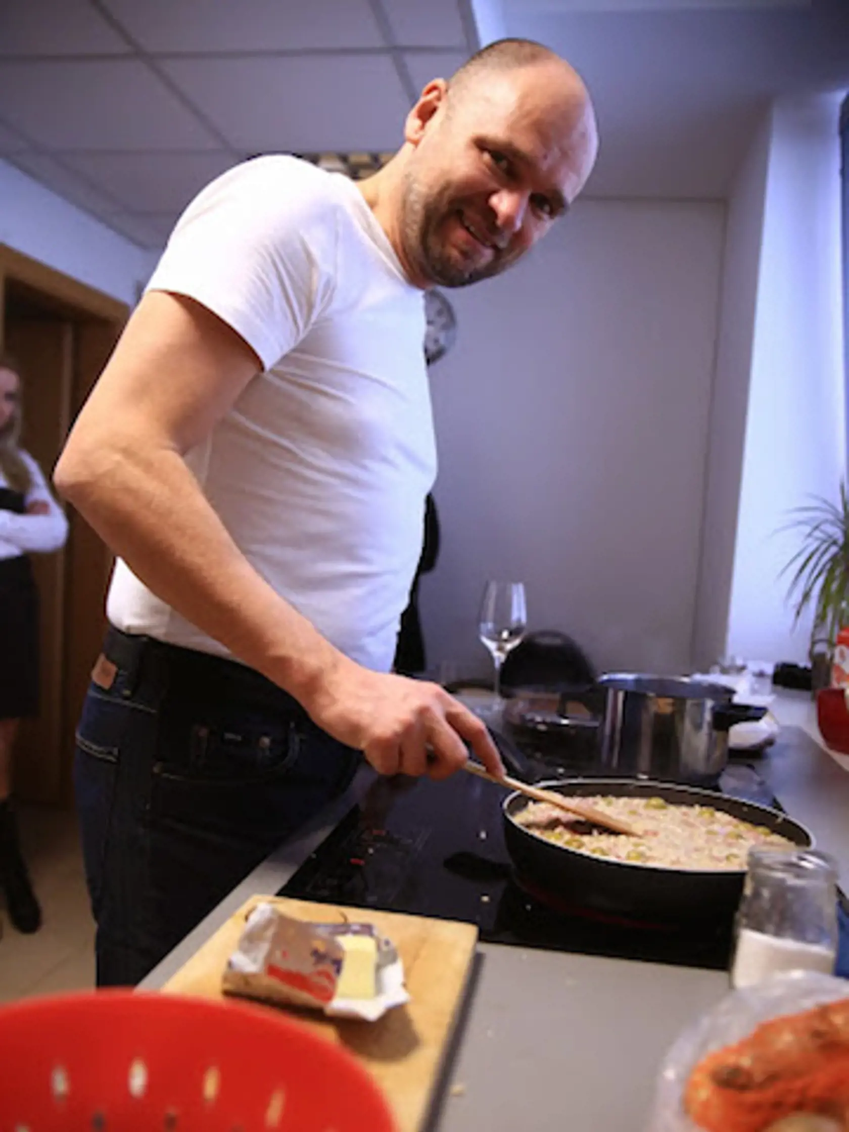 Richard Sulík sa dobre cíti v kuchyni.