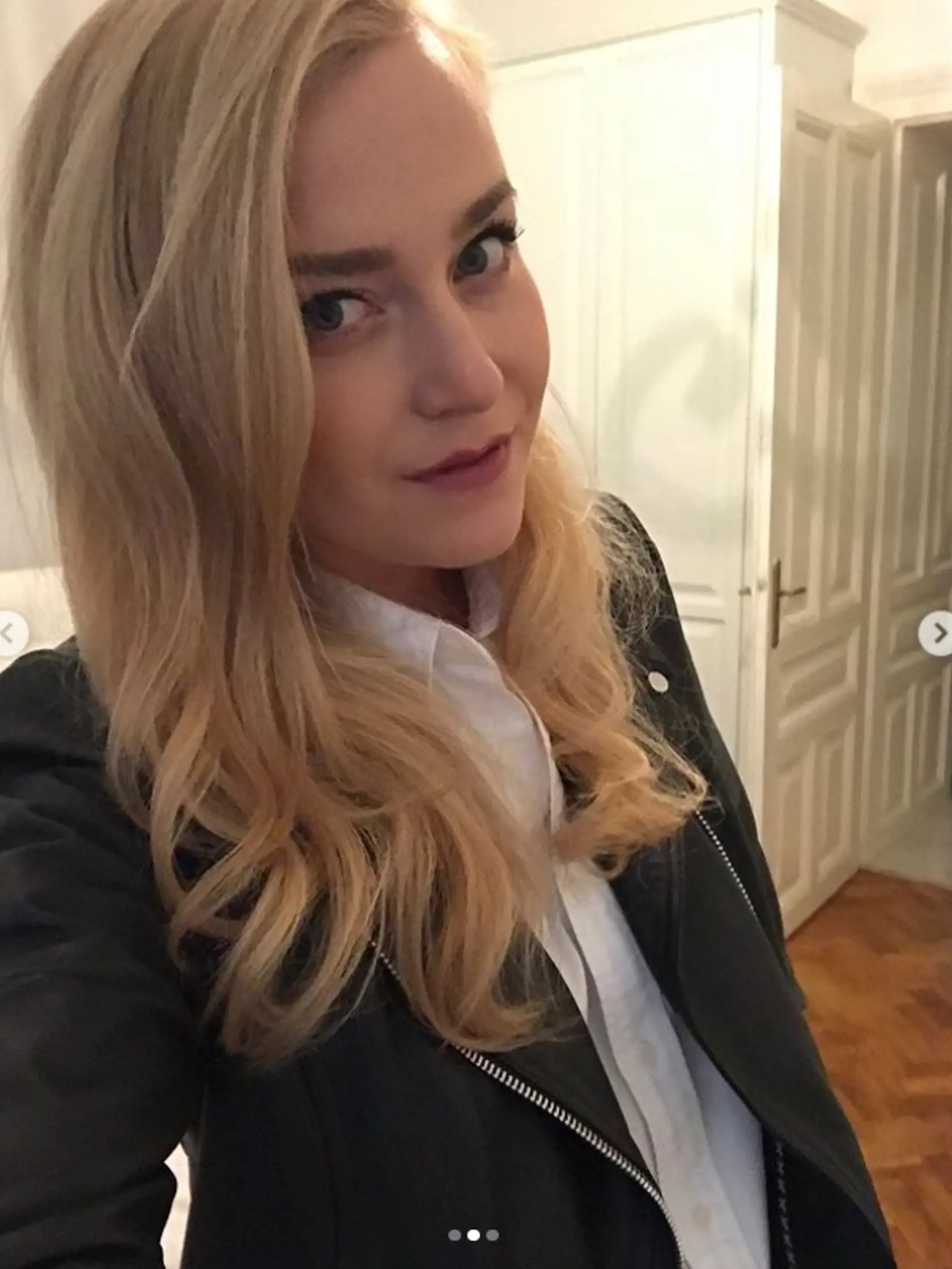 Poslankyňa Vladimíra Marcinková oslávila piate výročie vzťahu s manželom, hokejistom Tomášom. Fotka je selfie, tesne pred odchodom na naše prvé rande, pripadala som si zjavne kočka, keď som si to zvečnila - a dobre som urobila, kto mohol tušiť, že autom blokujem suseda a po 5 minútach na rande mi zavolá, šialene mi vynadá, a ja budem musieť behom domov, preparkovať auto, potom utekať naspäť na rande, a ďalej v ňom pokračovať strapatá, spotená, a zadychčaná, napísala k foto.