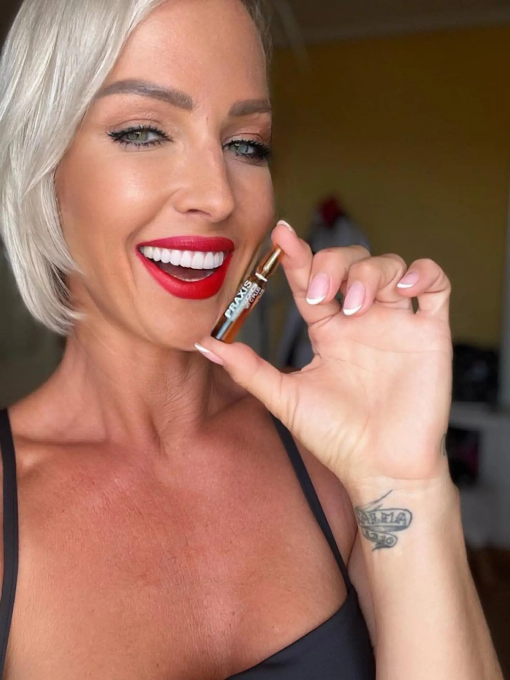 Zuzana svoje fotky výrazne neretušuje a svoje telo prijíma aj s jemnými vráskami. Neštylizuje sa do neprirodzených polôh, ktoré využívajú mnohé influencerky, aby mali kožu pružnú a bez akýchkoľvek záhybov.