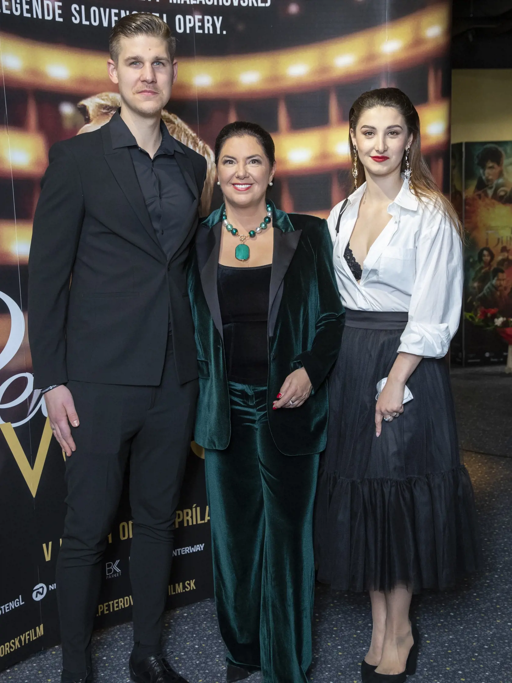 Peter Dvorský - film Ivety Malachovskej o legende slovenskej opery. Premiéra filmu v bratislavskom kine nákupného centra Bory Mall. Na snímke Iveta Malachovská s dcérou Kristínou a zaťom Adamom.