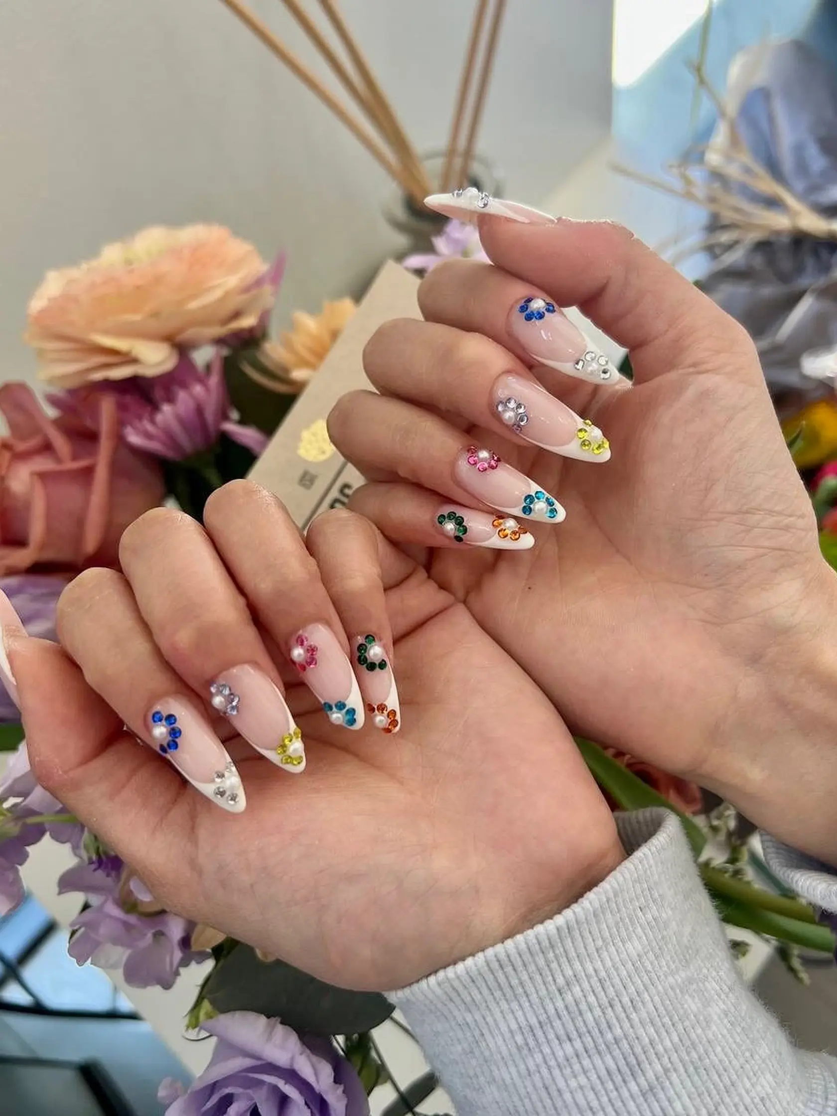 Kvetinová manikúra od @jsalon_nails