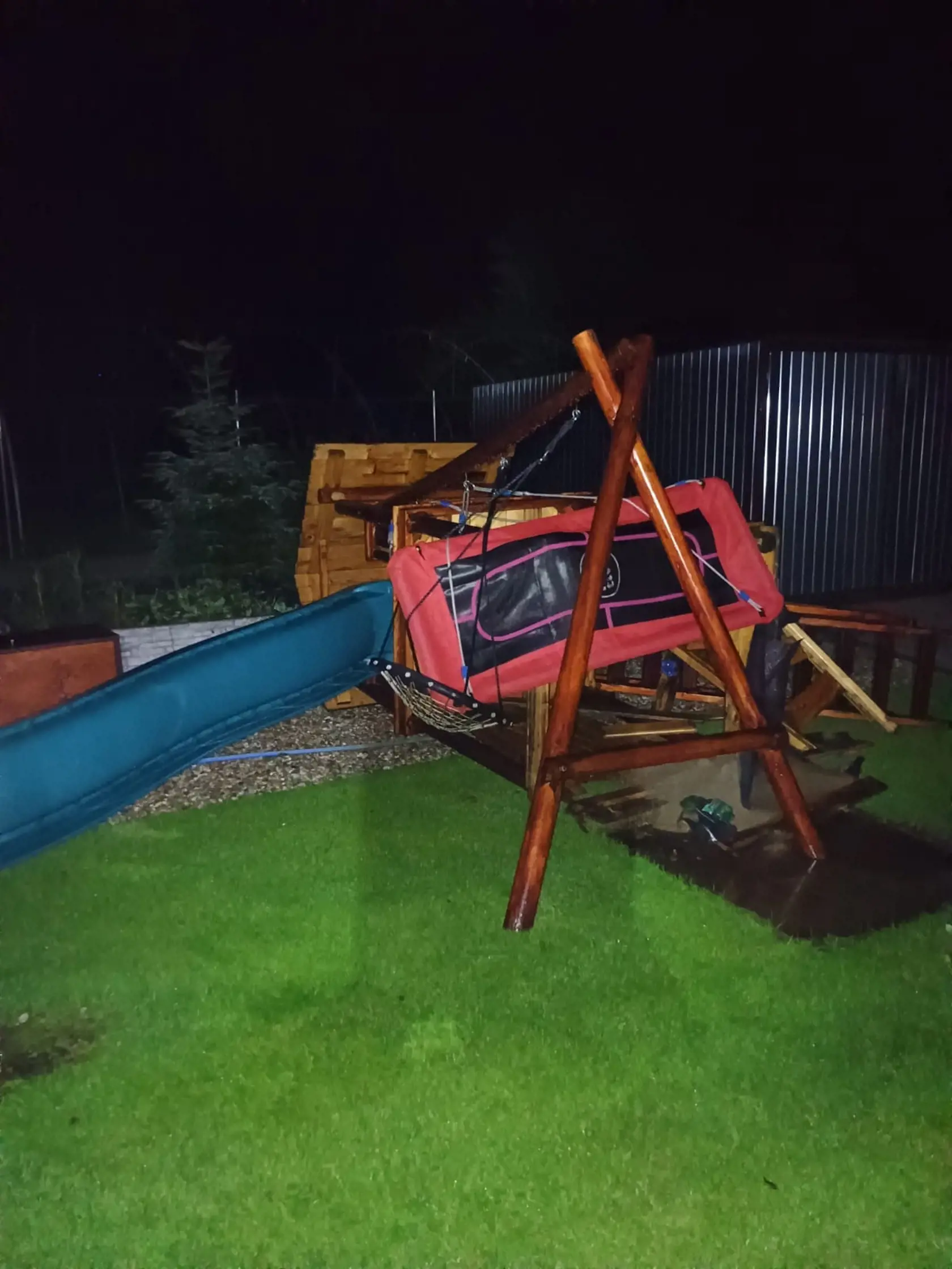 Imeľčanom ostali len oči pre plač: Nočná supercela tu napáchala obrovské škody.