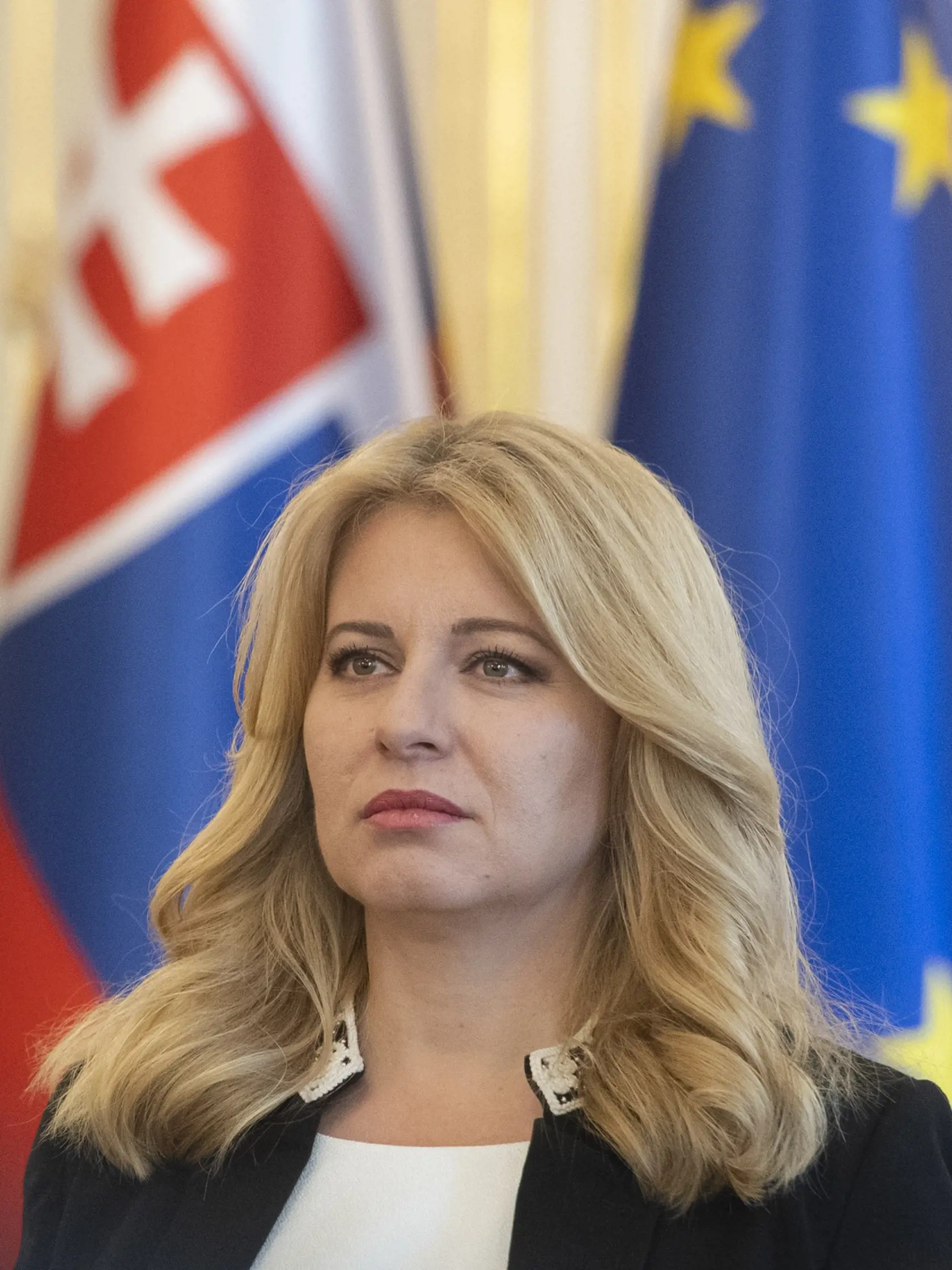 Zuzana Čaputová, rodená Strapáková, je slovenská politička, advokátka, občianska aktivistka a od júna 2019 prezidentka Slovenskej republiky. Úradu sa ujala ako prvá žena. V 45 rokoch aj ako najmladšia osoba v najvyššej ústavnej funkcii.