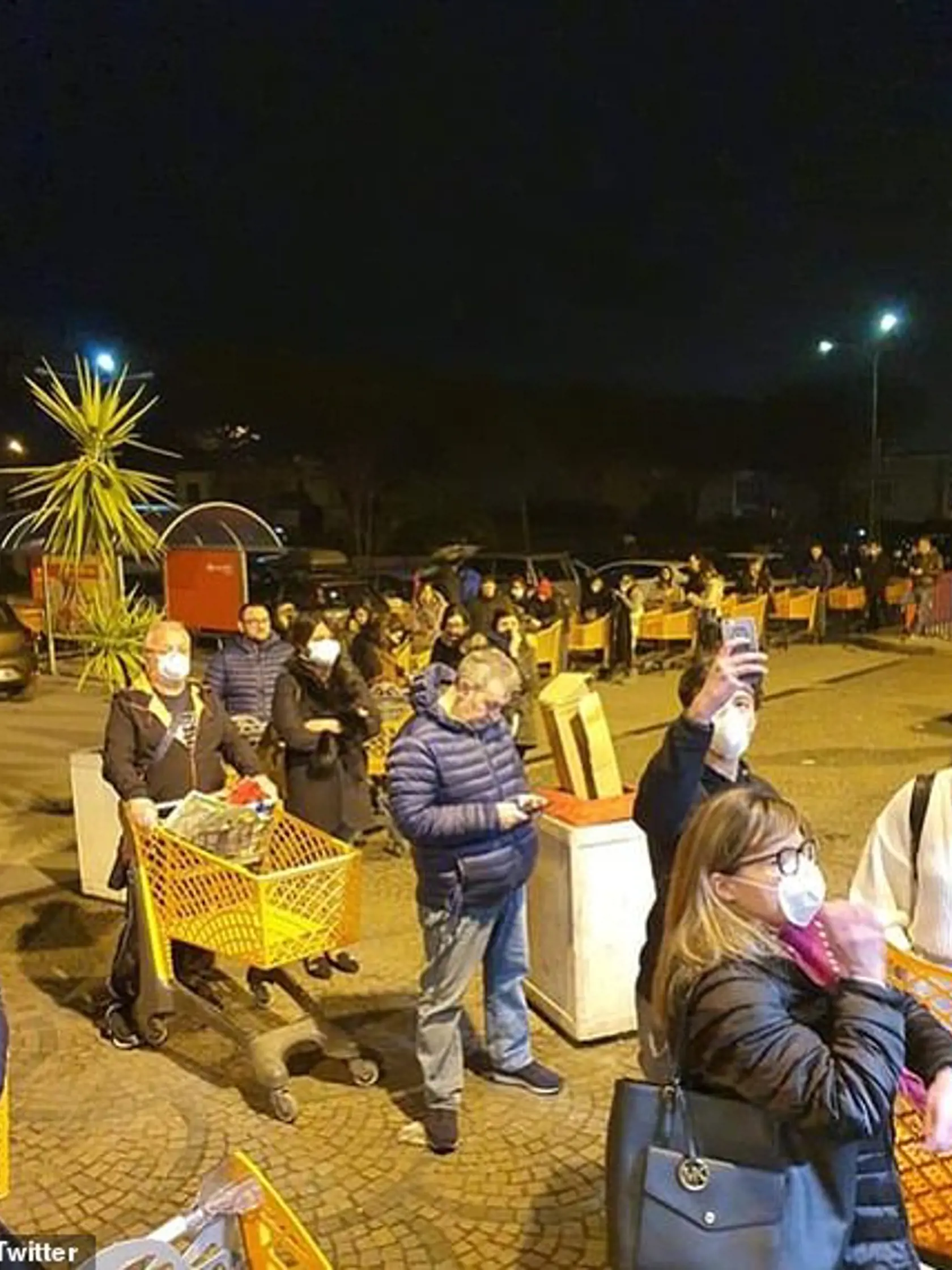 Taliani nerešpektujú výzvy lekárov a vo veľkom nakupujú v supermarketoch zásoby.