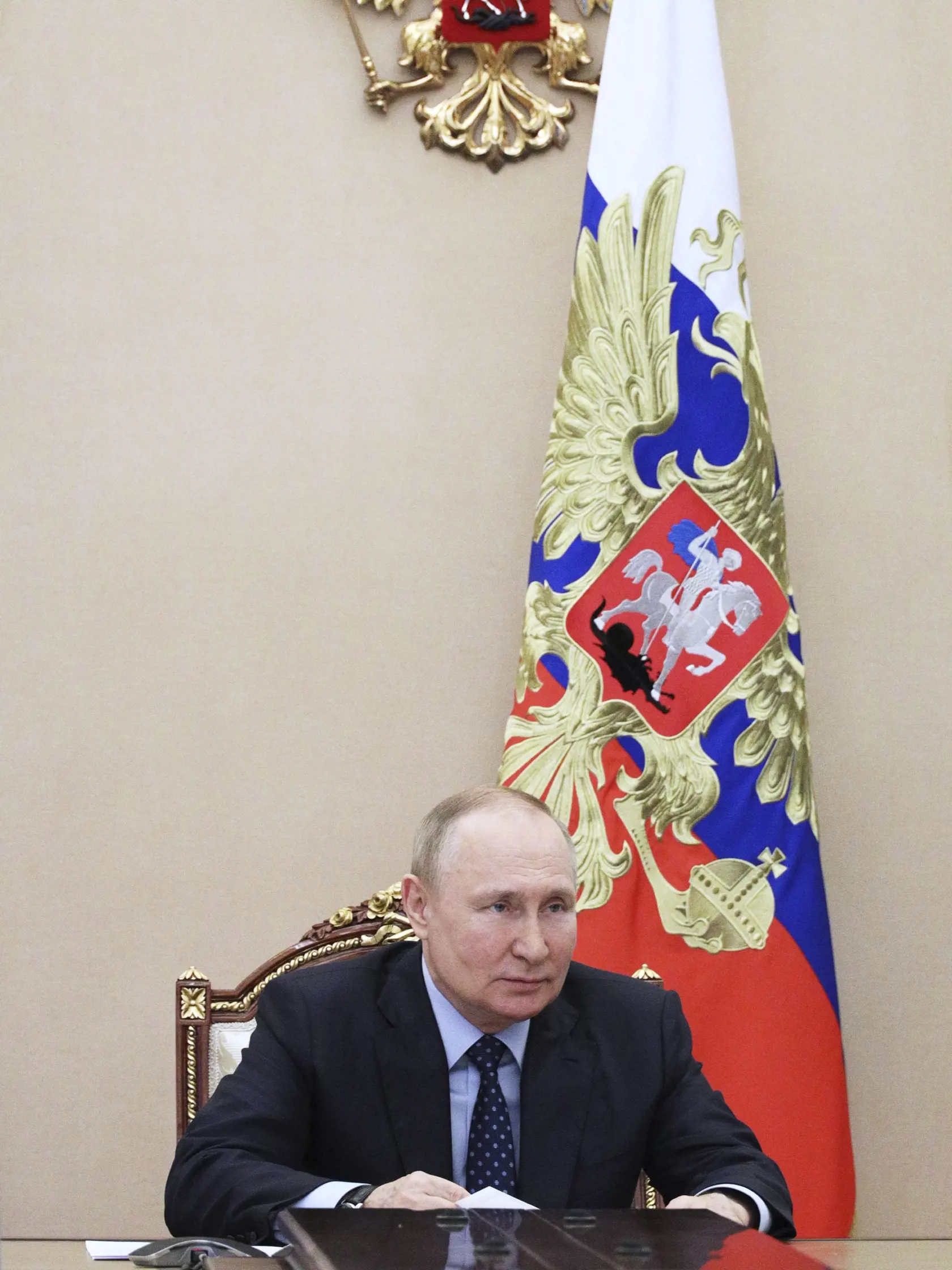 PK 3 Moskva - Ruský prezident Vladimir Putin sa zúčastnil cez videohovor na ceremónii vyvesenia štátnej vlajky na novej rybárskej lodi postavenej v ruskej lodenici v Moskve 8. júla 2022. FOTO TASR/AP

Russian President Vladimir Putin takes part in a ceremony to raise the national flag on new fishing vessels built at domestic shipyards, via video link at the Kremlin in Moscow, Russia, Friday, July 8, 2022. (Mikhail Klimentyev, Sputnik, Kremlin Pool Photo via AP)