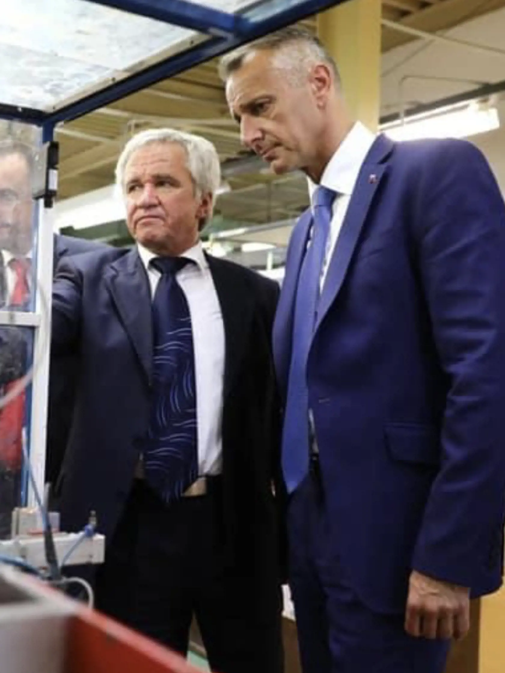 Daniel Roth (vedľa Richarda Rašiho), bývalý generálny riaditeľ Tesly Stropkov a súčasný predseda predstavenstva nehodu prežil. S vážnymi zraneniami ho previezli letecky do brnianskej nemocnice. Podľa našich informácií firemné auto šoféroval práve on. No podľa predbežných informácií zrážku spôsobil kamionista, ktorý na rovnom úseku cestu postupne prešiel do protismeru a narazil do troch áut.