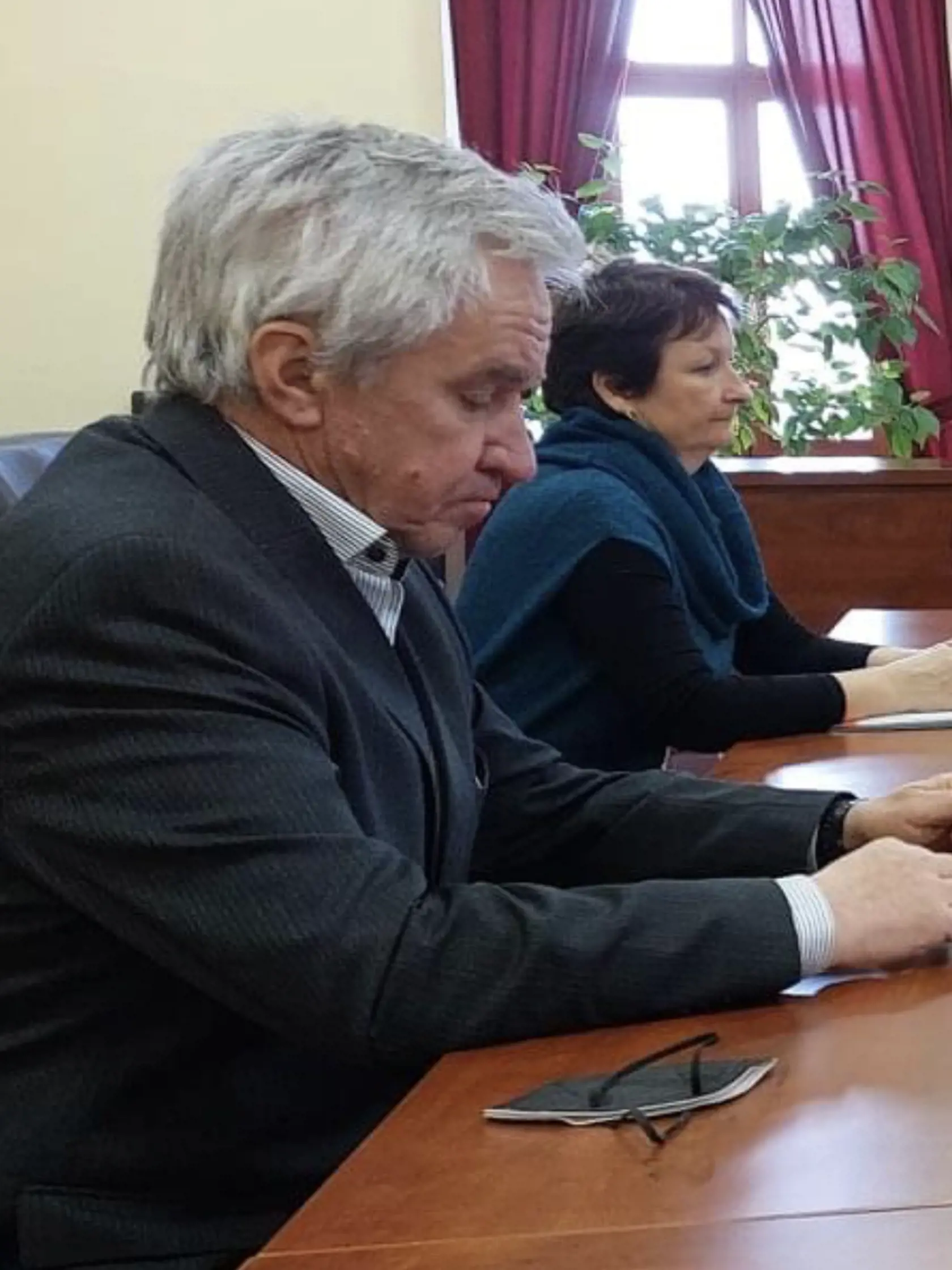 Daniel Roth, bývalý generálny riaditeľ Tesly Stropkov a súčasný predseda predstavenstva nehodu prežil. S vážnymi zraneniami ho previezli letecky do brnianskej nemocnice. Podľa našich informácií firemné auto šoféroval práve on. No podľa predbežných informácií zrážku spôsobil kamionista, ktorý na rovnom úseku cestu postupne prešiel do protismeru a narazil do troch áut.