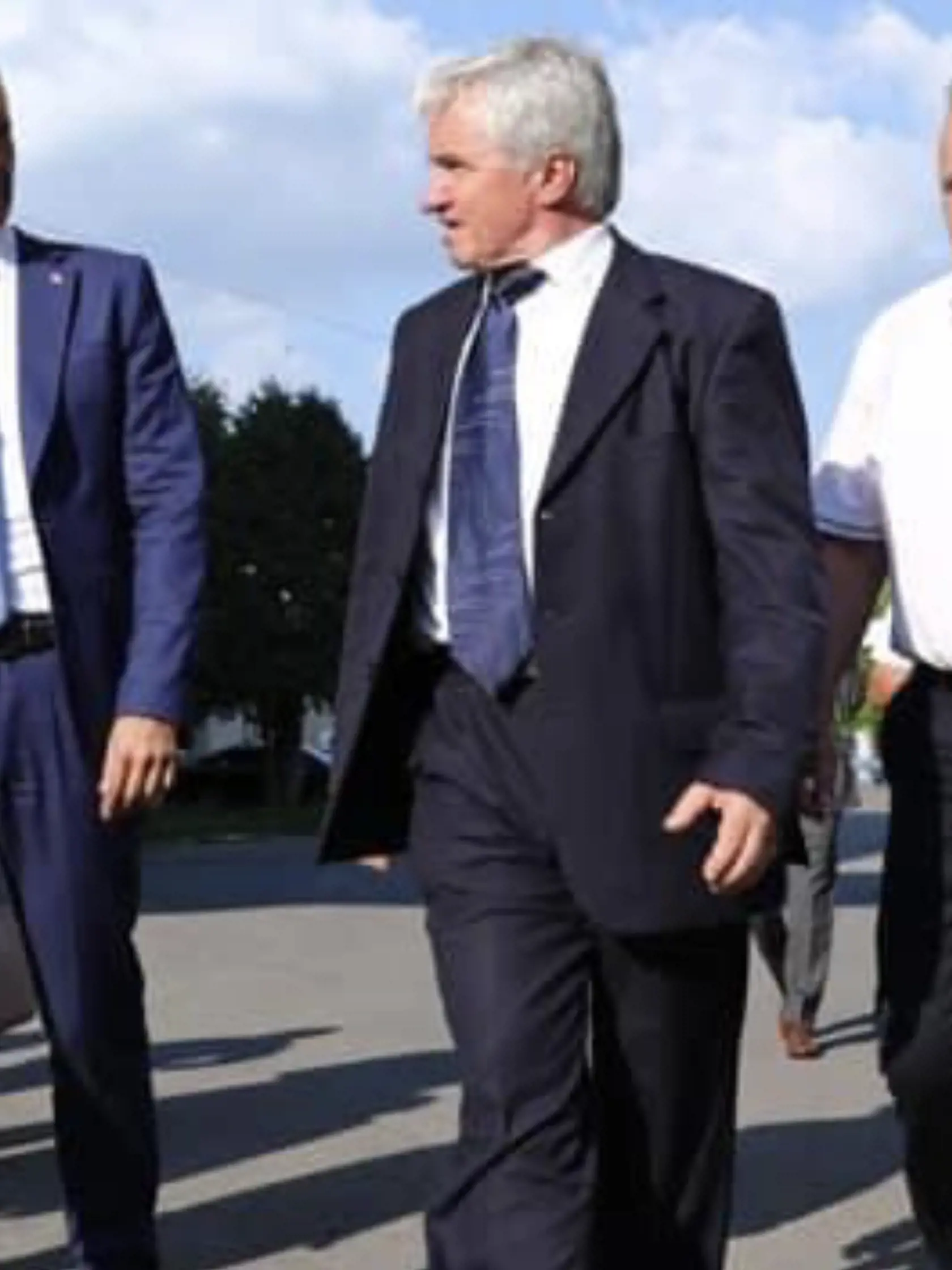 Daniel Roth, bývalý generálny riaditeľ Tesly Stropkov a súčasný predseda predstavenstva nehodu prežil. S vážnymi zraneniami ho previezli letecky do brnianskej nemocnice. Podľa našich informácií firemné auto šoféroval práve on. No podľa predbežných informácií zrážku spôsobil kamionista, ktorý na rovnom úseku cestu postupne prešiel do protismeru a narazil do troch áut.