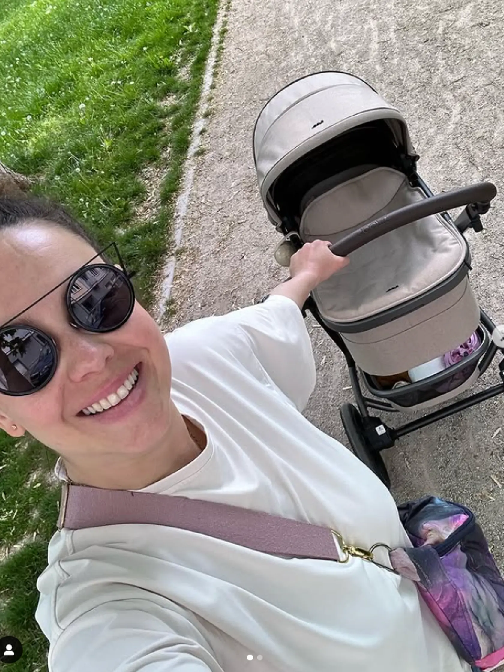 Dominika Kavaschová sa ako novopečená mamička vybrala do mesta na prechádzku so svojím malým chlapčekom. Pri tejto príležitosti sa s fanúšikmi podelila o rozkošné zábery zo svojej prechádzky. Tak predsa je pravda, čo všetci hovorili – že deti dokážu naplniť život radosťou a šťastím. Je jasné, že pri svojom synčekovi celá žiari a je šťastná, čo je na jej výraze a radostnej atmosfére úplne cítiť!