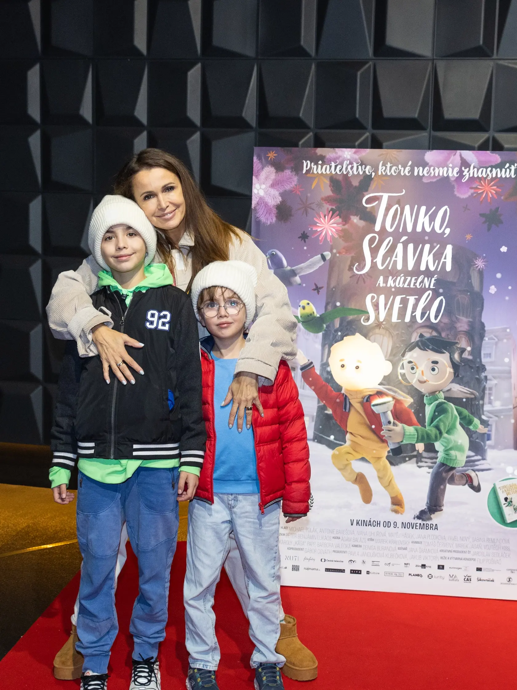 Premiéru rozprávky Tonko, Slávka a kúzelné svetlo si nenechala ujsť ani Lenka Šóošová s manželom Richardom a dvoma synátormi.