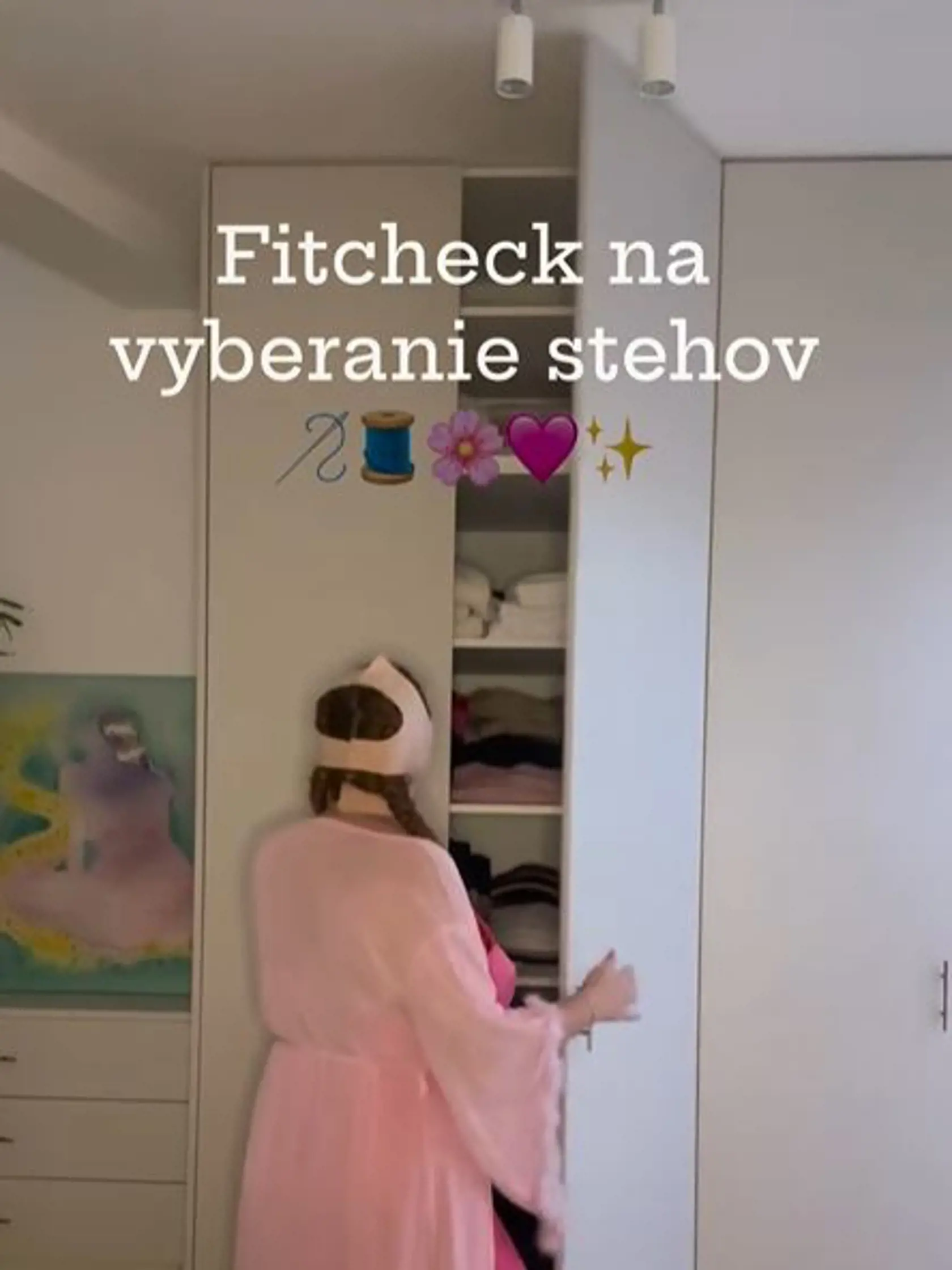 Evelyn chodila po meste v ružovej huňatej kukle. Skrývala svoju dokaličenú tvár. "Ešte som opuchnutá", vravela.