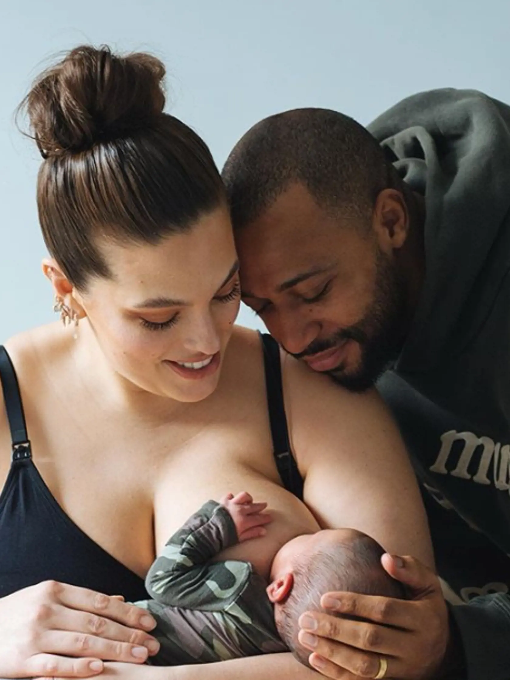 Ashley Graham so svojím synom a partnerom.