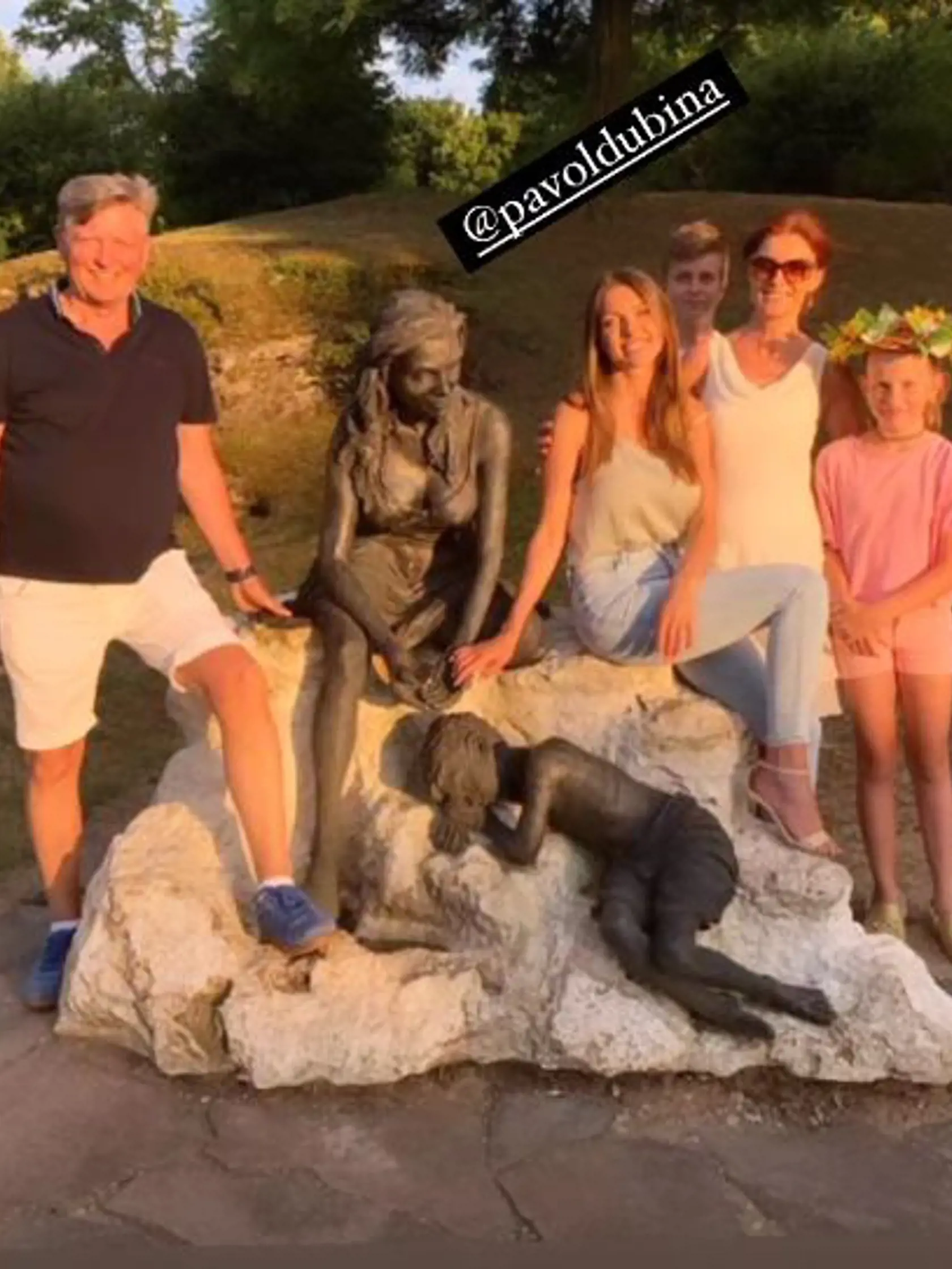 Martina Schindlerová má v Dudinciach sochu s jej podobizňou.