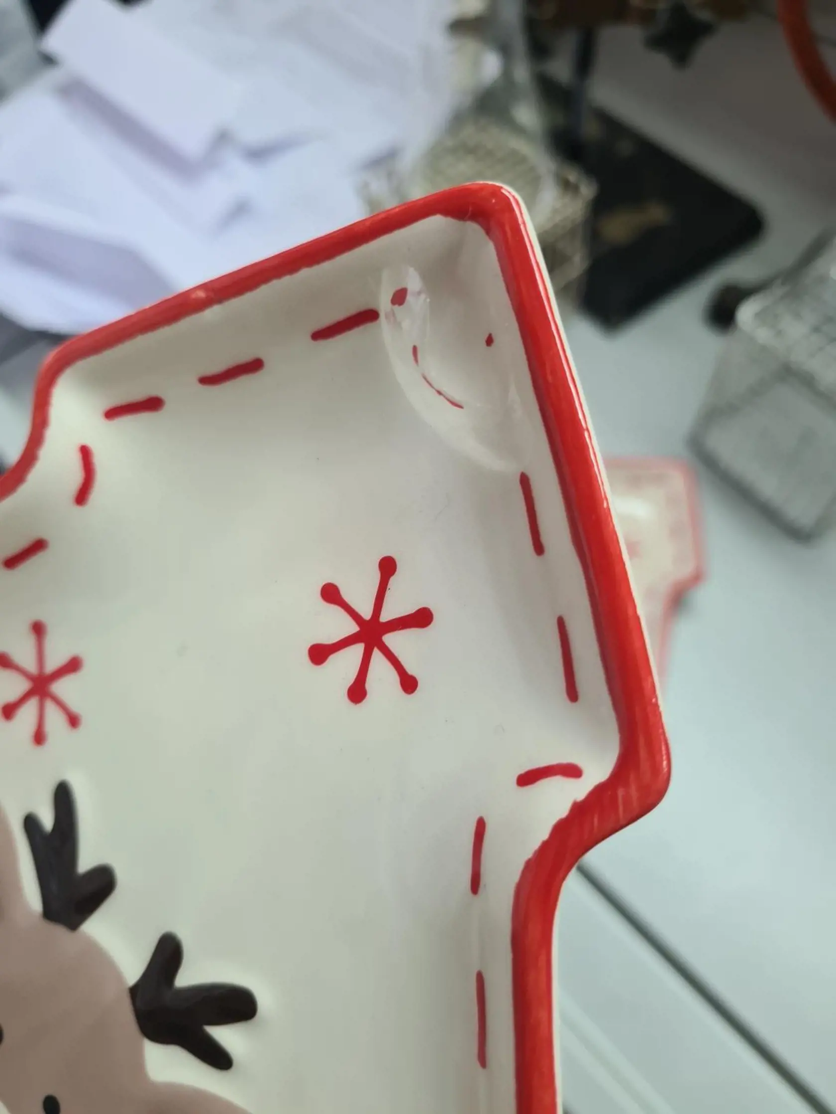 Keramický tanier Sinsay HOME - odlupovanie plastovej fólie