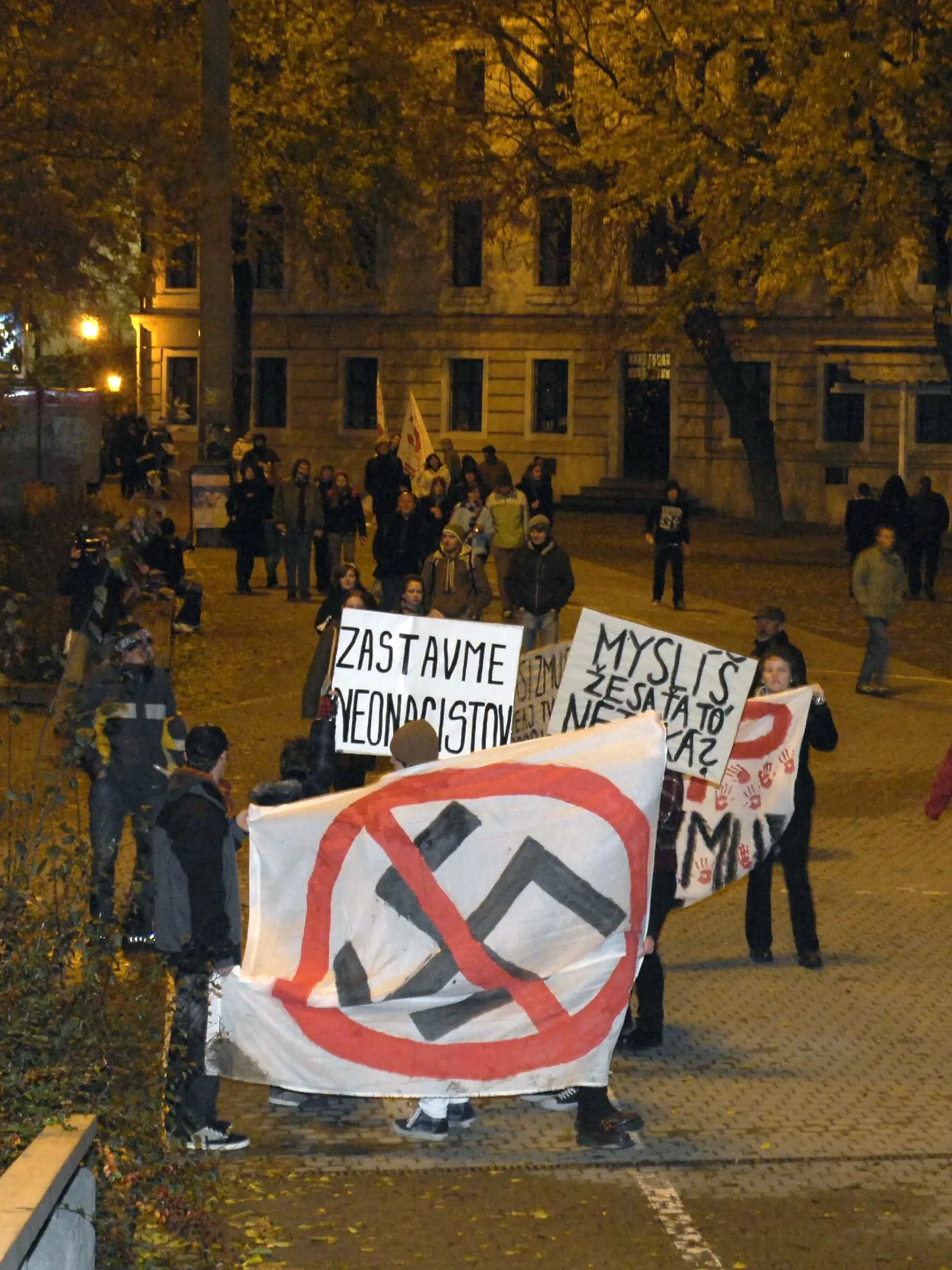 Druhé výročie smrti Daniela Tupého. Na snímke účastníci pochodu prechádzajú Rybným námestím 9. novembra 2007 v Bratislave.