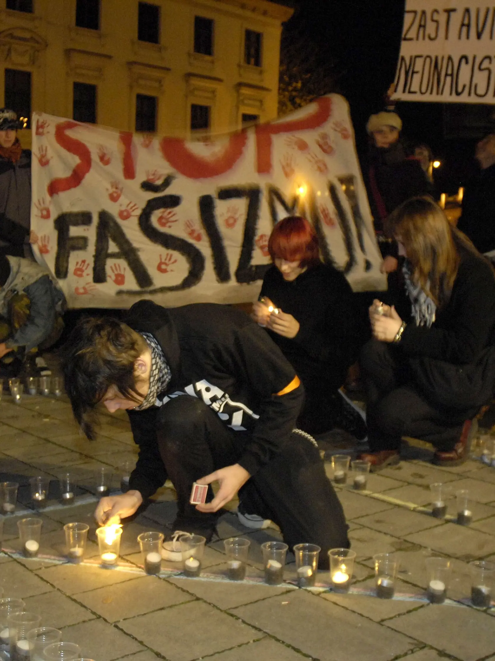 Druhé výročie smrti Daniela Tupého. Na snímke účastníci pochodu 9. novembra 2007 v Bratislave zapaľujú sviečky.