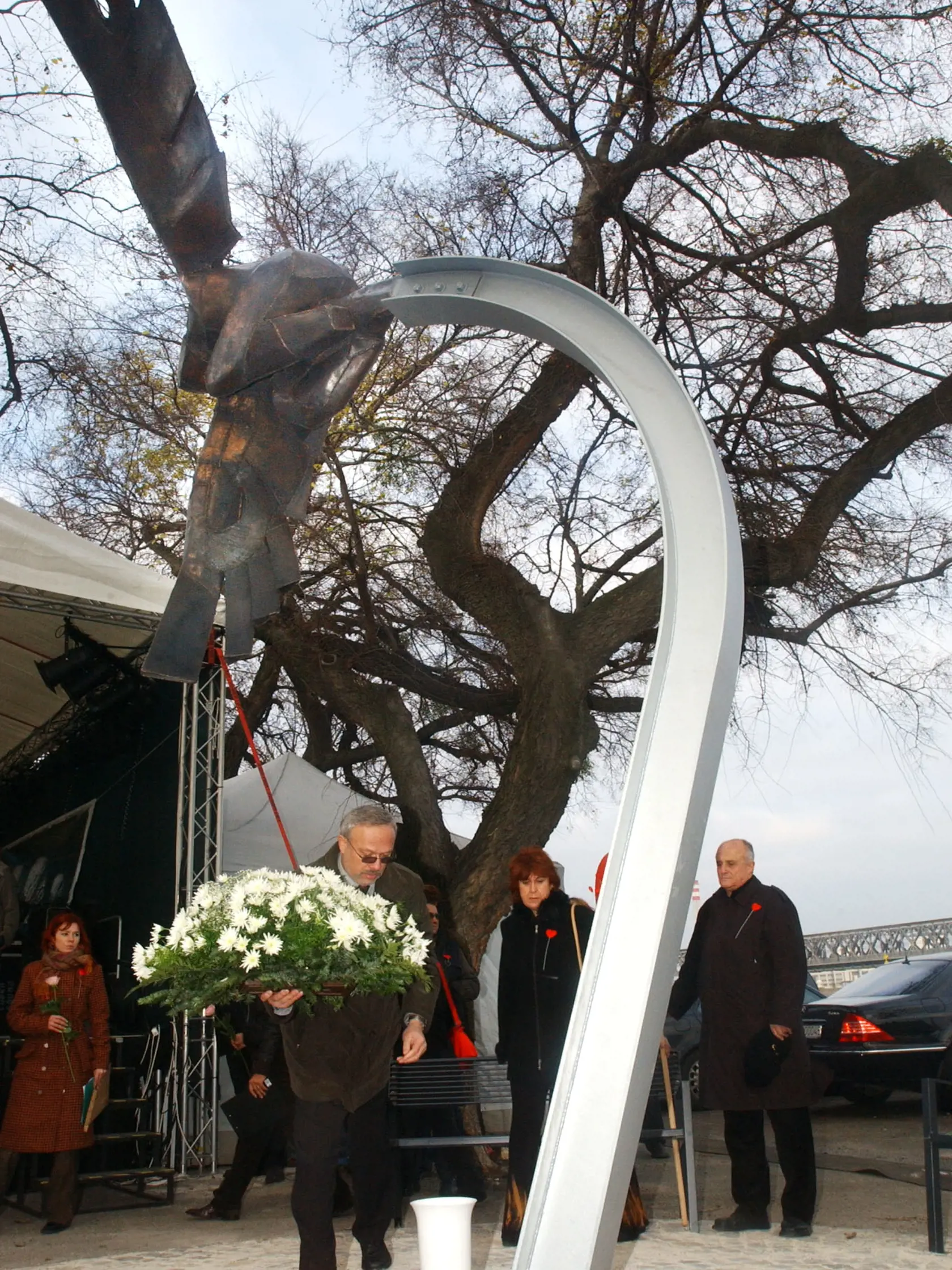 Na snímke otec Daniela Tupého kladie kvety k pamätníku 17. novembra 2007 na Tyršovom nábreží v Bratislave, niekoľko metrov od miesta vraždy