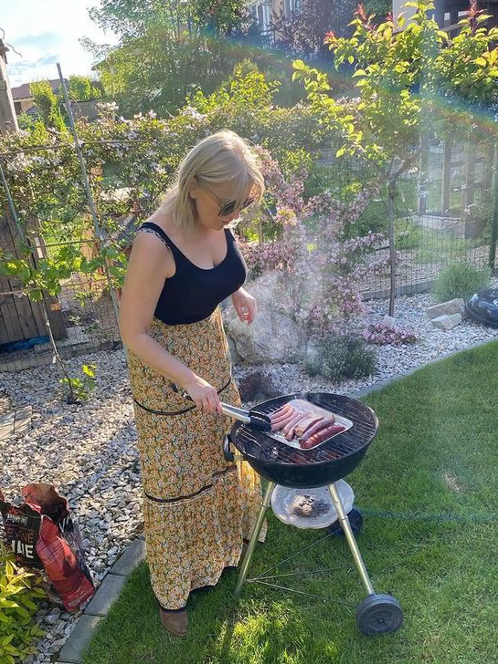 Záhrada herečky Zuzany Vačkovej je dokonalým relaxom - má tam terasu, hojdačku, bazén aj grilovanie.