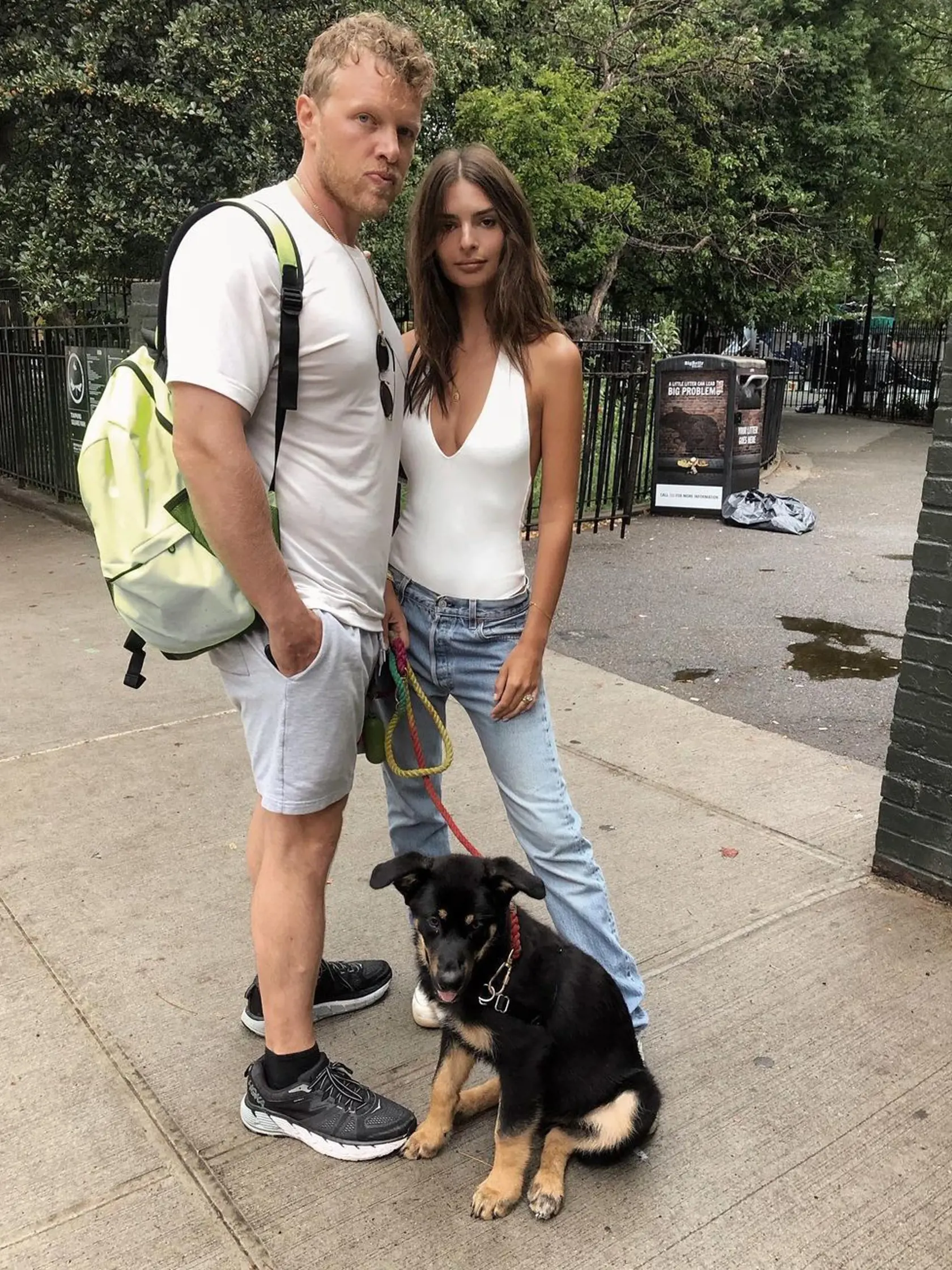 Emily Ratajkowski s manželom a psom.