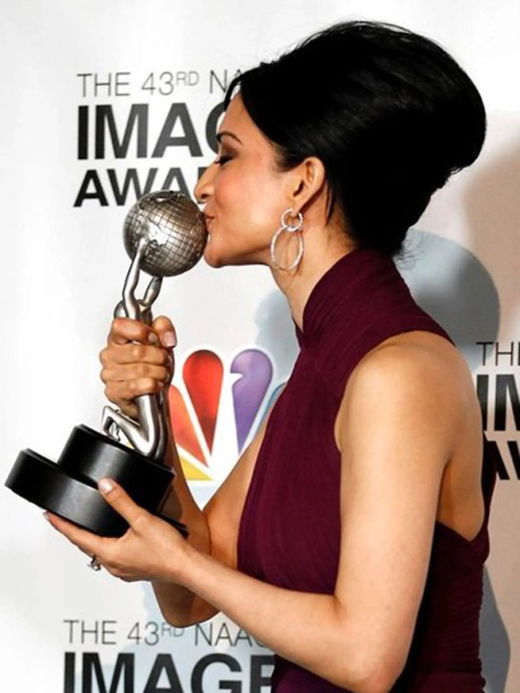 Archie Panjabi so svojou trofejou.