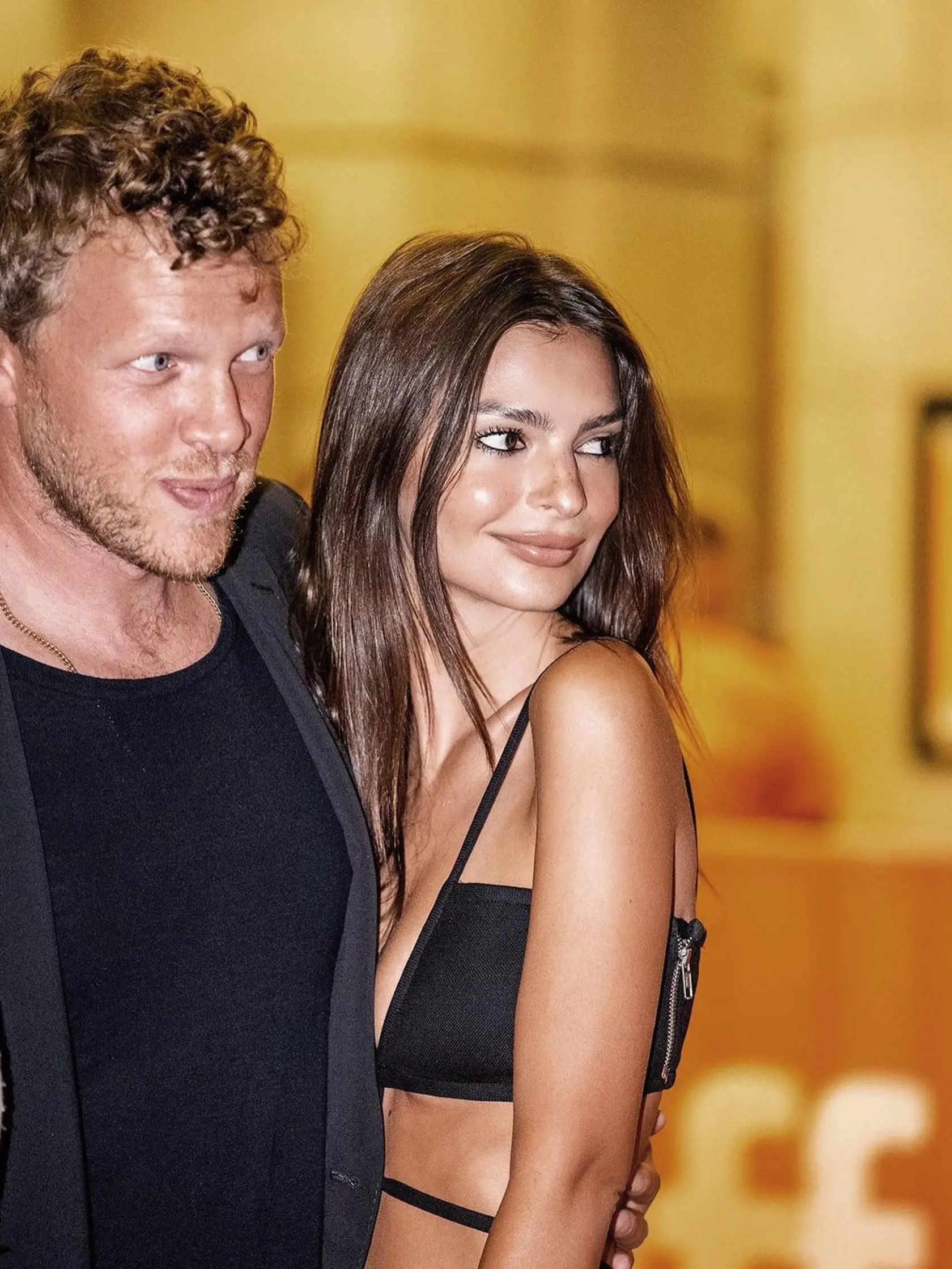 Emily Ratajkowski s manželom Sebastianom.