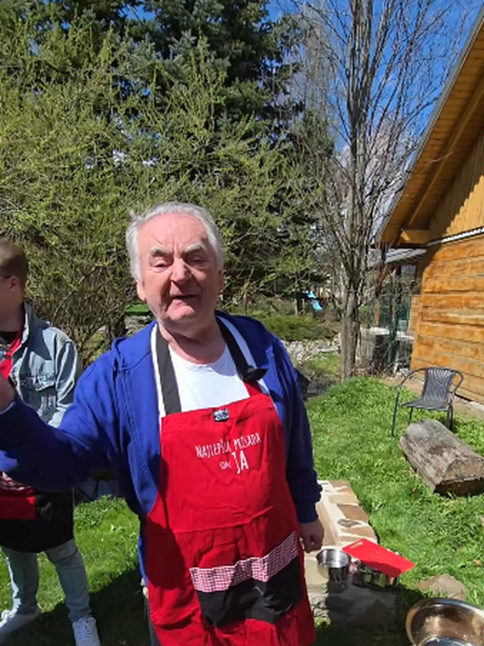 Peter Stašák si užíva sviatky v lone tatranskej prírody! S priateľmi zároveň pripravuje veľkonočný guláš. 