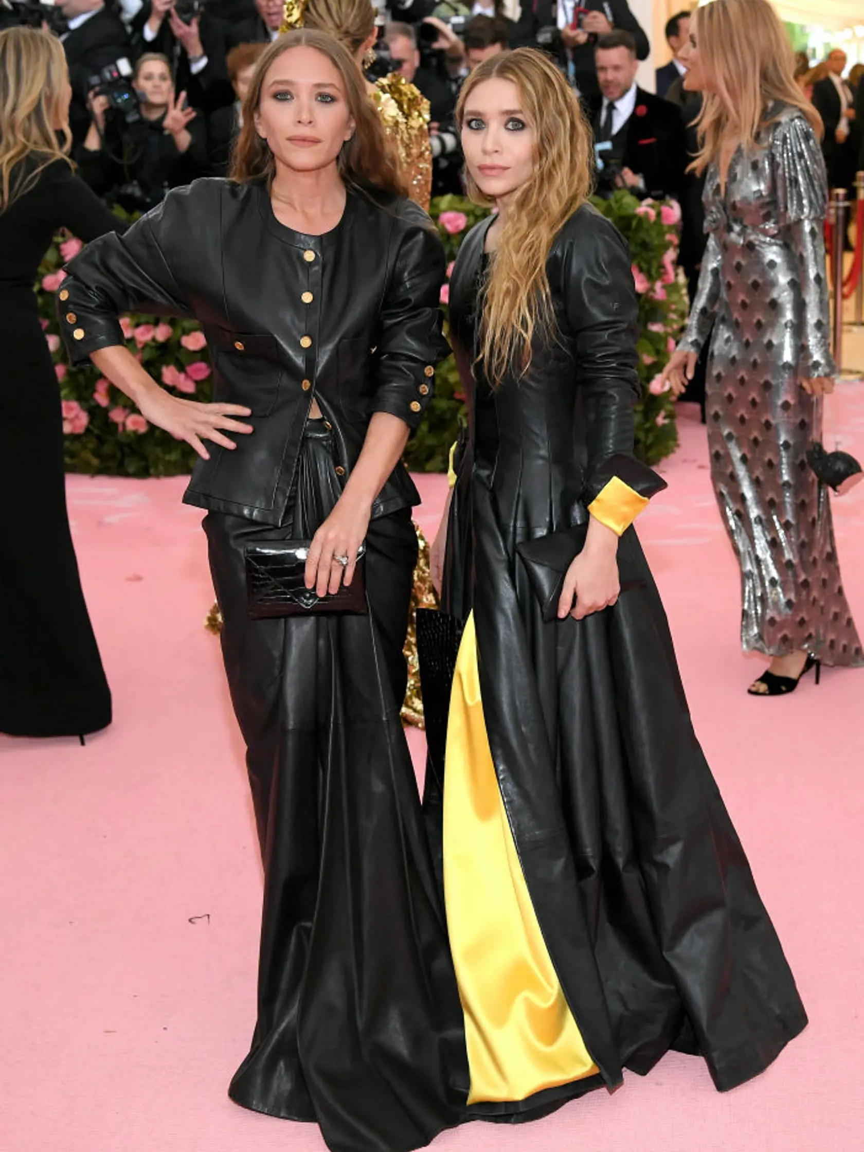 Ashley a Mary-Kate Olsen vo vintage Chanel kreáciach.