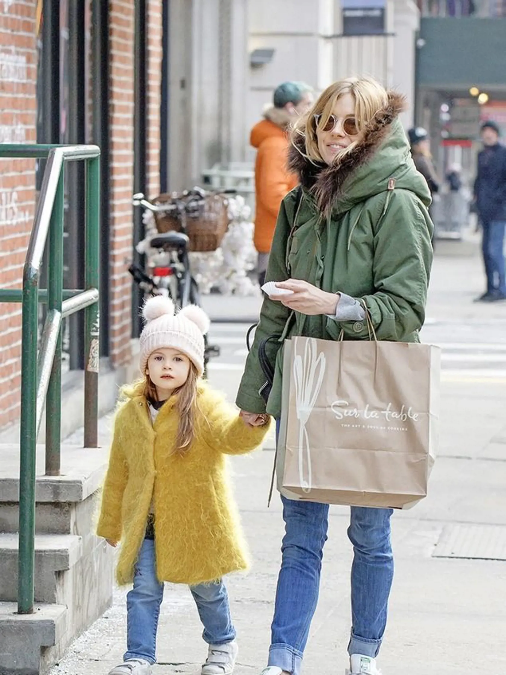 Sienna Miller na nákupoch s dcérkou