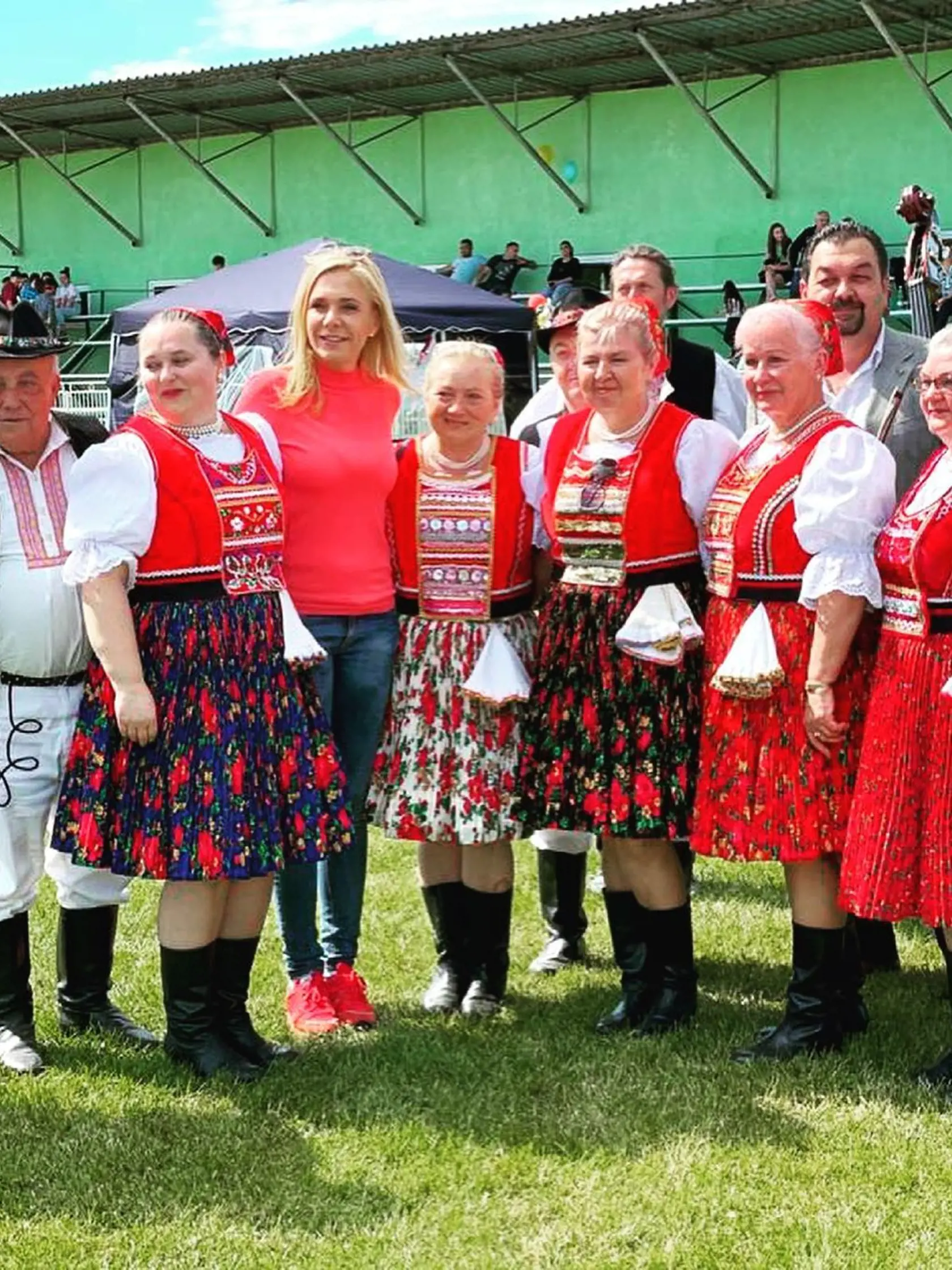 Bývala ministerka vnútra Denisa Saková si zapózovala s obyvateľmi Prešovského kraja Prešovského kraja.