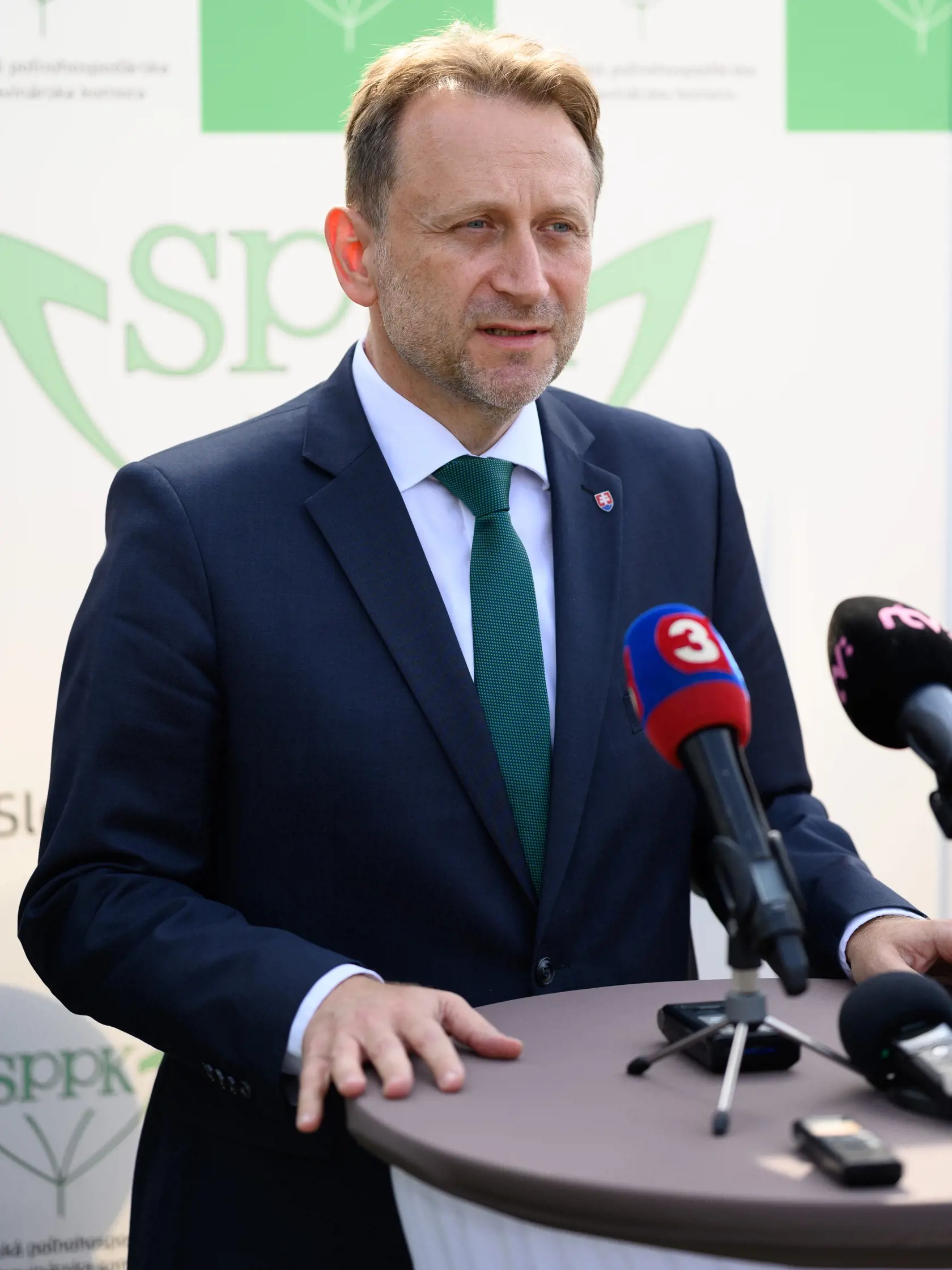 Na snímke minister pôdohospodárstva a rozvoja vidieka SR Samuel Vlčan (nominant OĽANO) počas tlačovej konferencie po skončení valného zhromaždenia Slovenskej poľnohospodárskej a potravinárskej komory (SPPK) 7. septembra 2021 v Nitre. FOTO TASR - Henrich Mišovič