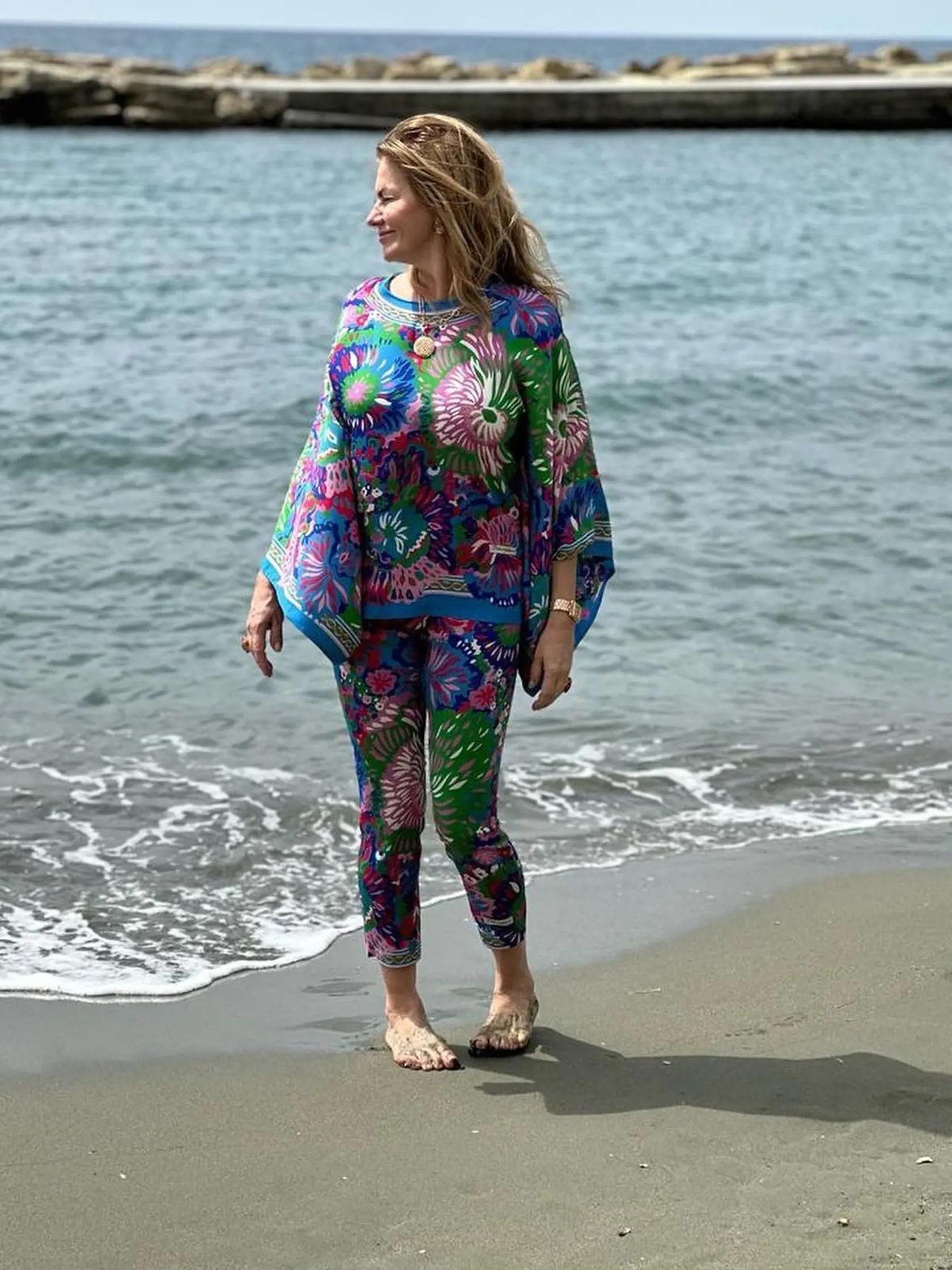 Tentoraz stavila na komplet z dielne známeho talianskeho módneho domu Dolce & Gabbana. Pestrofarebné kimono stojí v prepočte 1 350 eur a k tomu ladiace legíny takmer 800 eur! Celý športový outfit Beňovej tak stál vyše 2 000 eur.