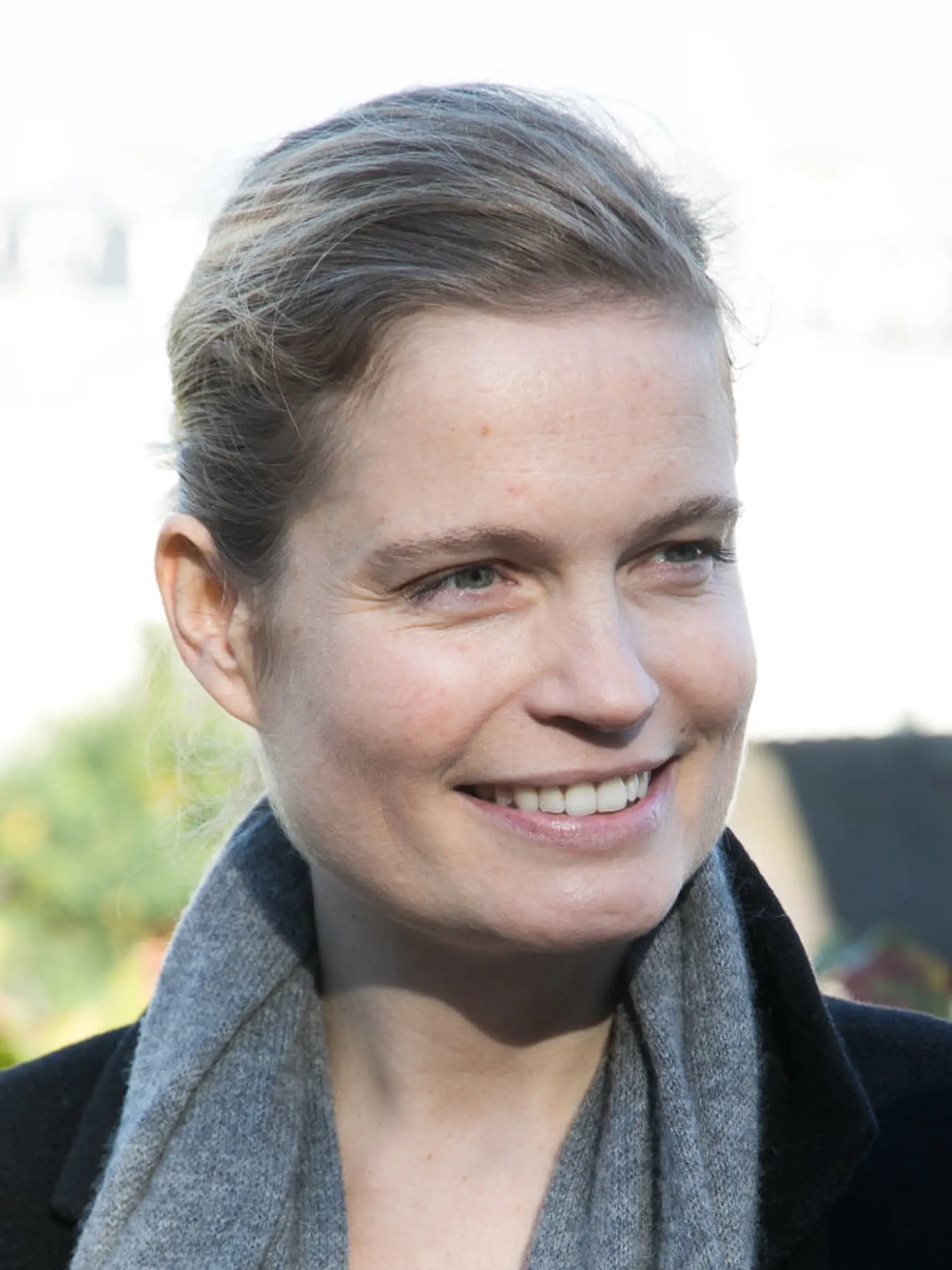 Sarah Magdalena Biasini (43) sa narodila 21. júla 1977 v Gassin vo Francúzsku ako druhé dieťa slávnej francúzskej herečky Romy Schneider a Daniela Biasiniho.