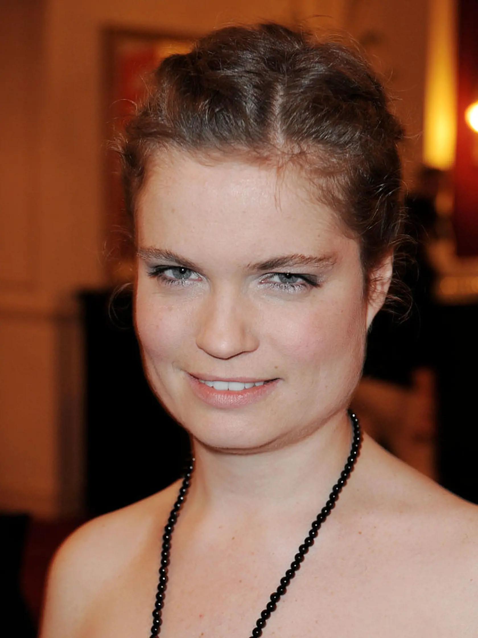Sarah Magdalena Biasini (43) sa narodila 21. júla 1977 v Gassin vo Francúzsku ako druhé dieťa slávnej francúzskej herečky Romy Schneider a Daniela Biasiniho.