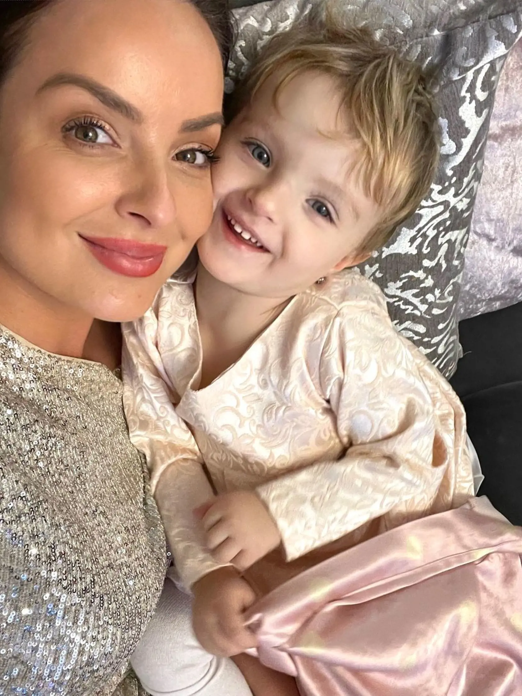 Daniela Nízlová s Lindou, ktorá sa so svojim otcom stretáva menej,.