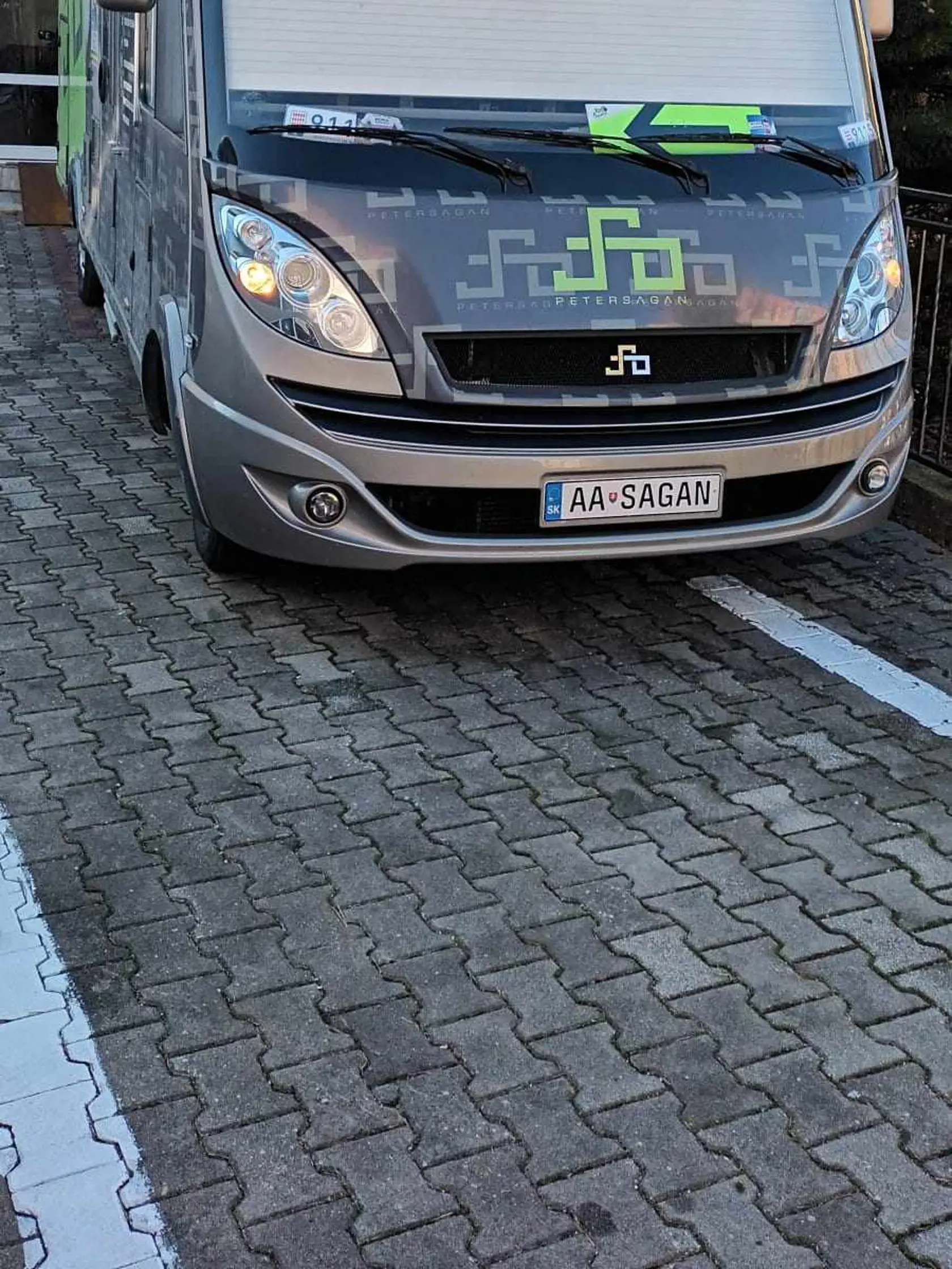 Karol Lipovský z Trnavy je zrejme najväčším fanúšikom Petra Sagana. A nie len tým, že má jeho karavan, ale už aj ešpézetku AA SAGAN.