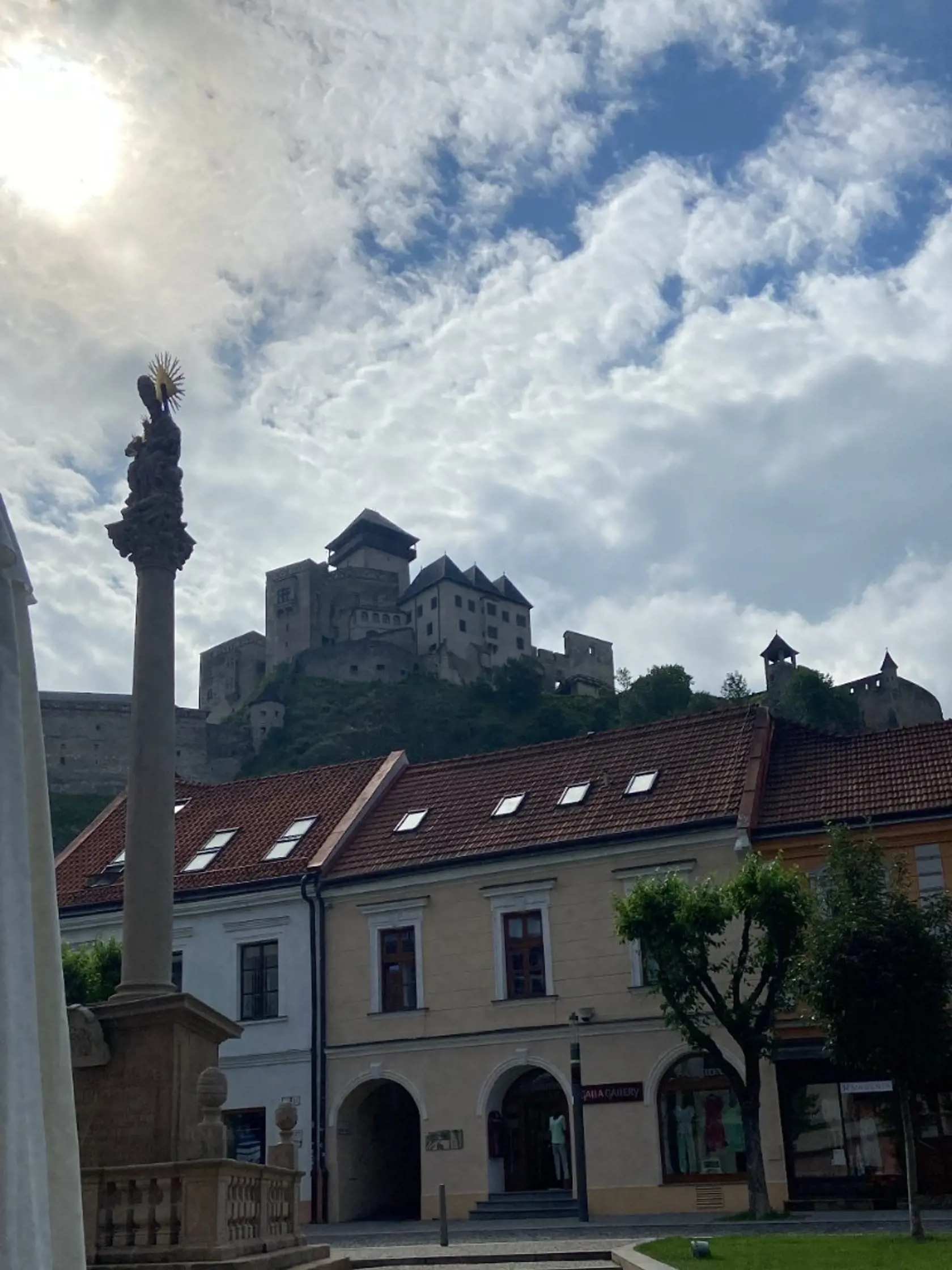 Stanove prvé kroky na Slovensku smerovali do Trenčína.