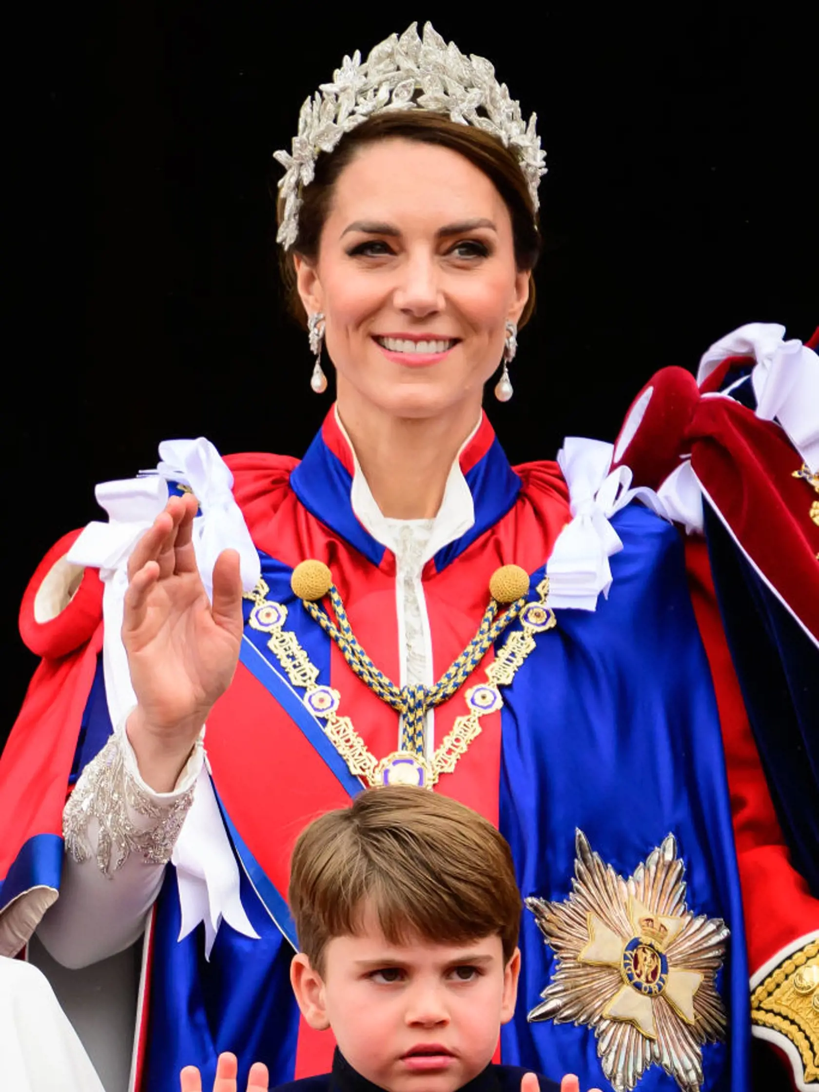 Princ Louis predviedol počas korunovácie plejádu grimás.