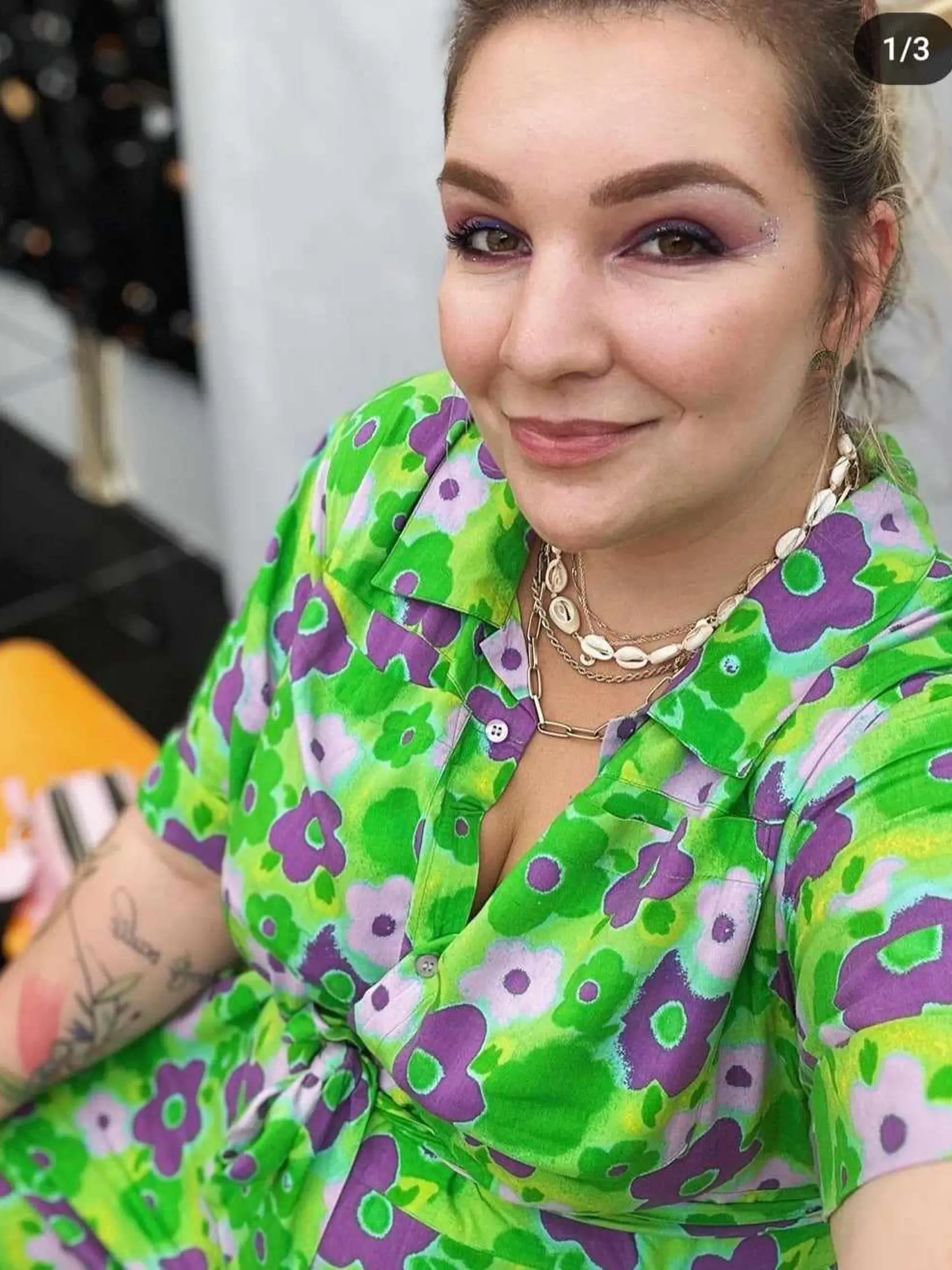 Svoj outfit vyšperkovala aj Simona Salátová.