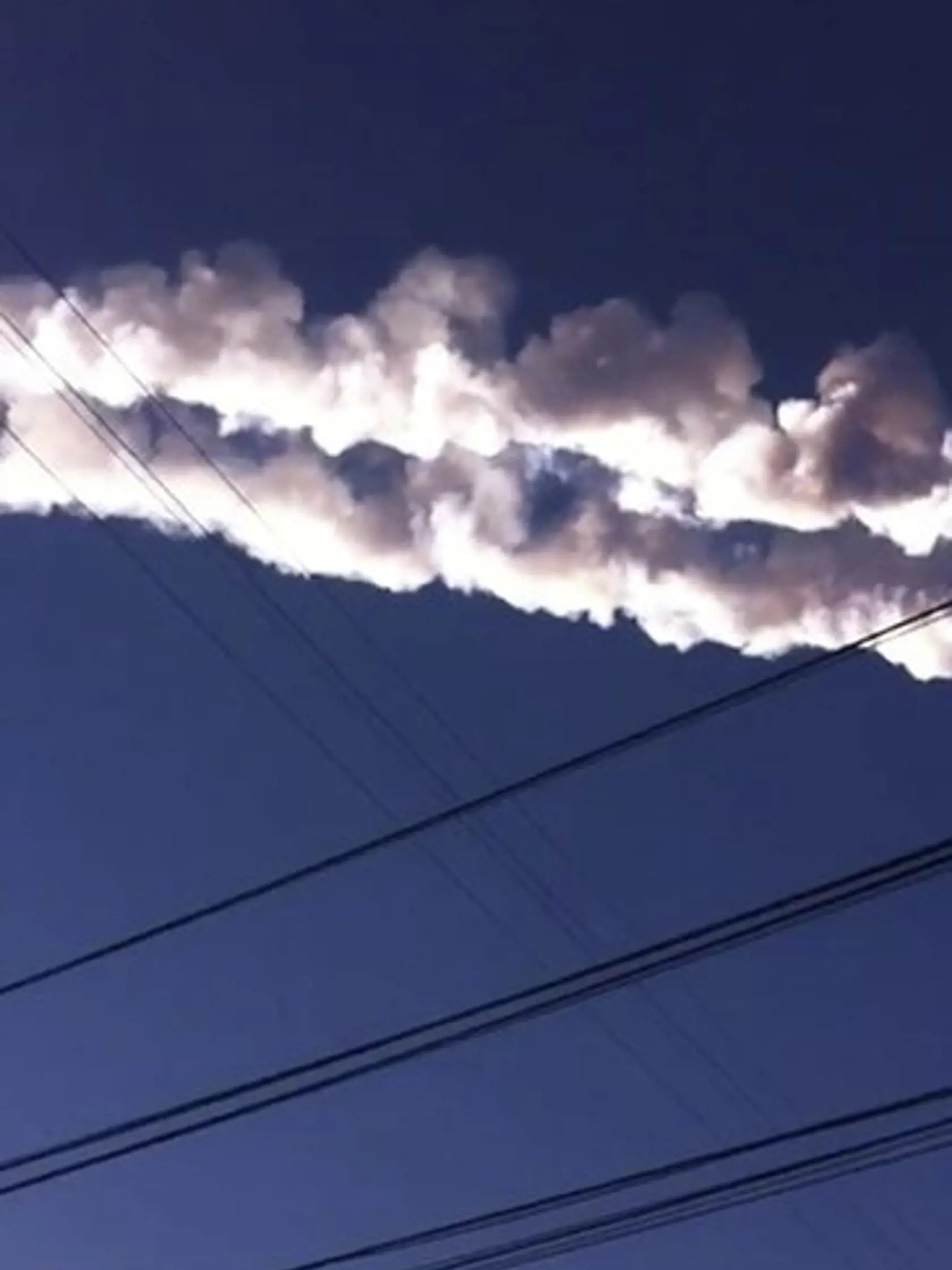Po meteorite ostala na oblohe dymová stopa.