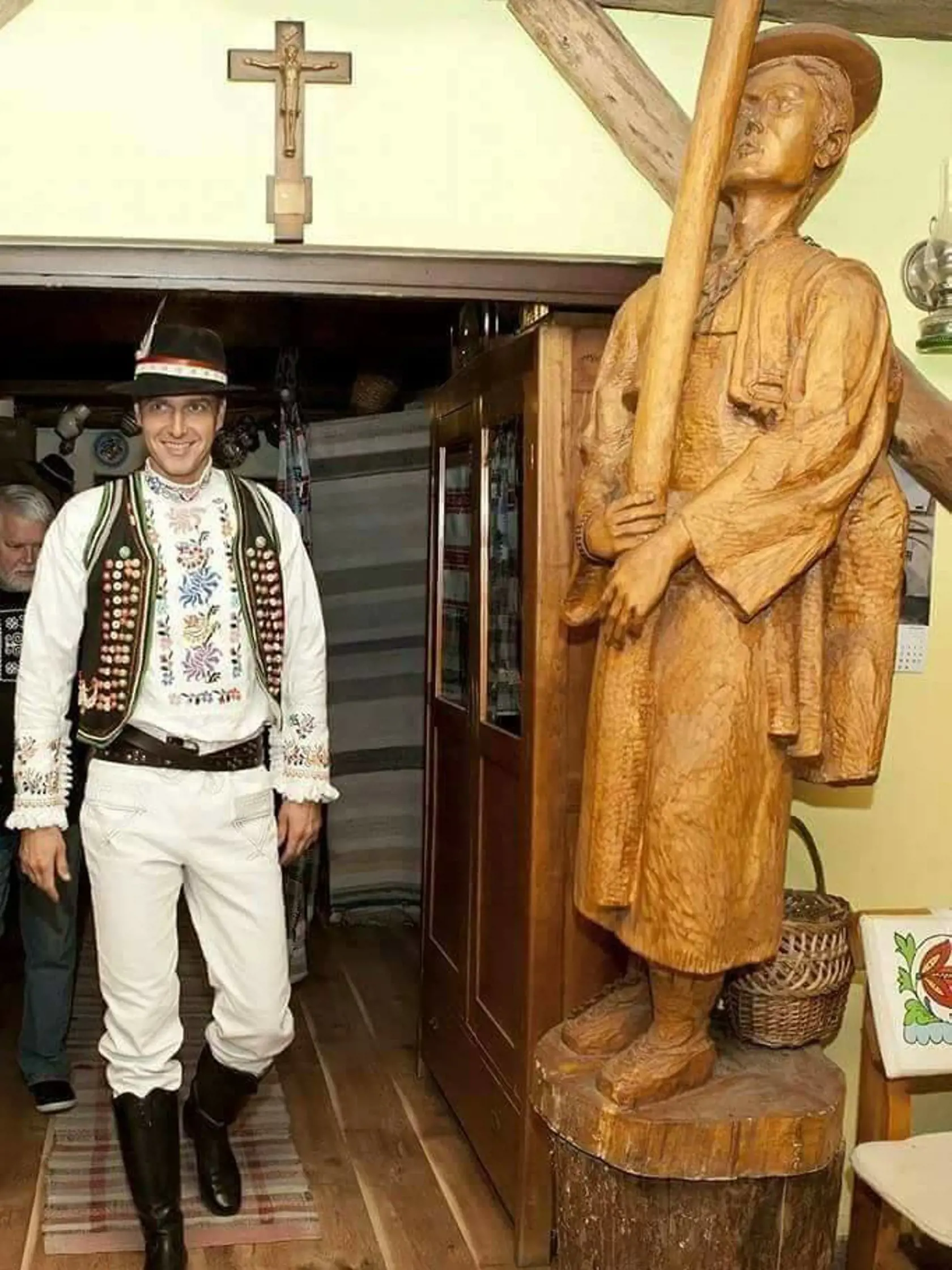 Politik v sobotu vydával dcéru.  V kroji však neprišiel ako ho vidíme na archívnej fotografii.