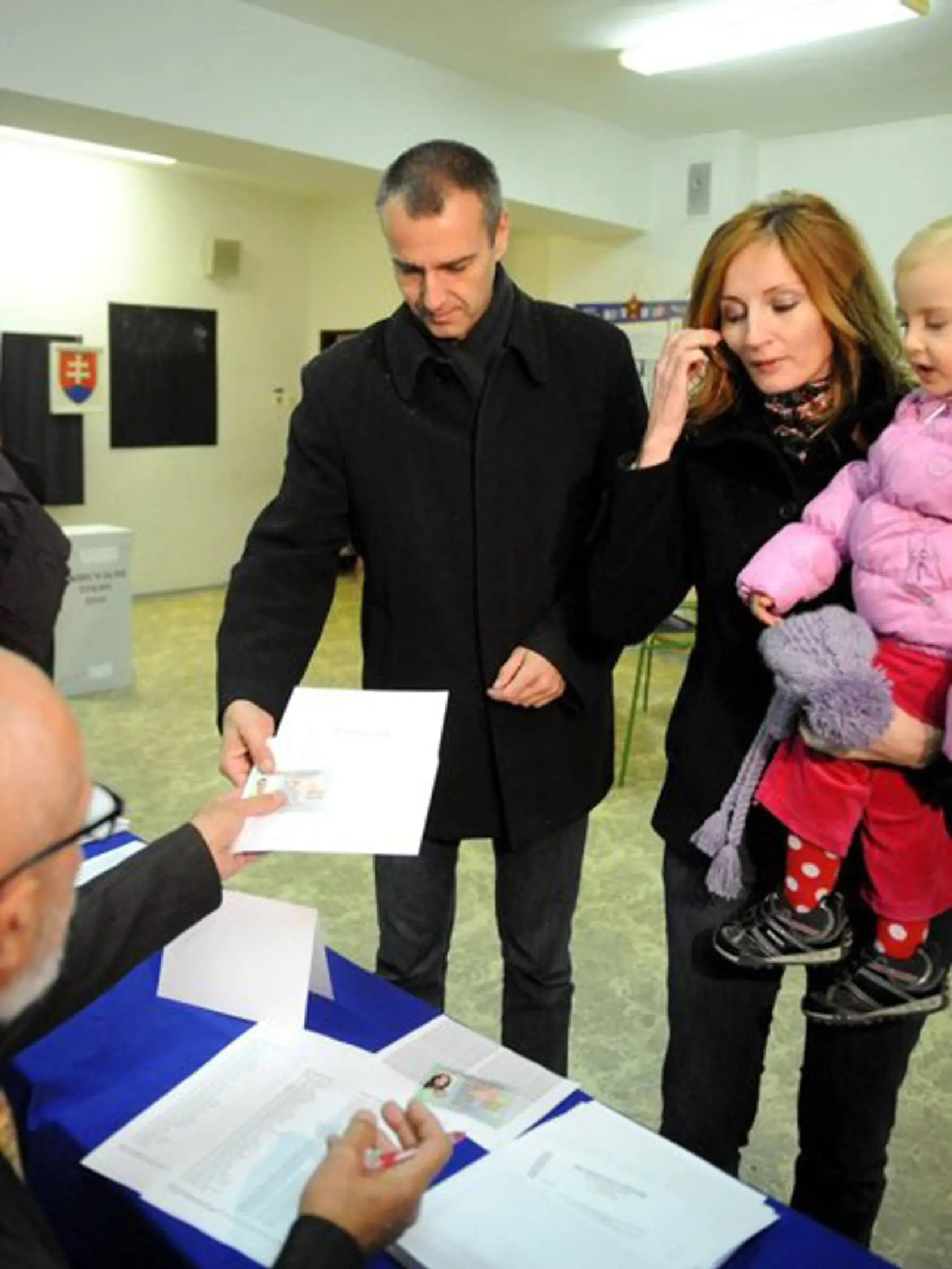 Raši s manželkou 27. novembra 2010 volia v komunálnych voľbách. Je s nimi aj Romanka.