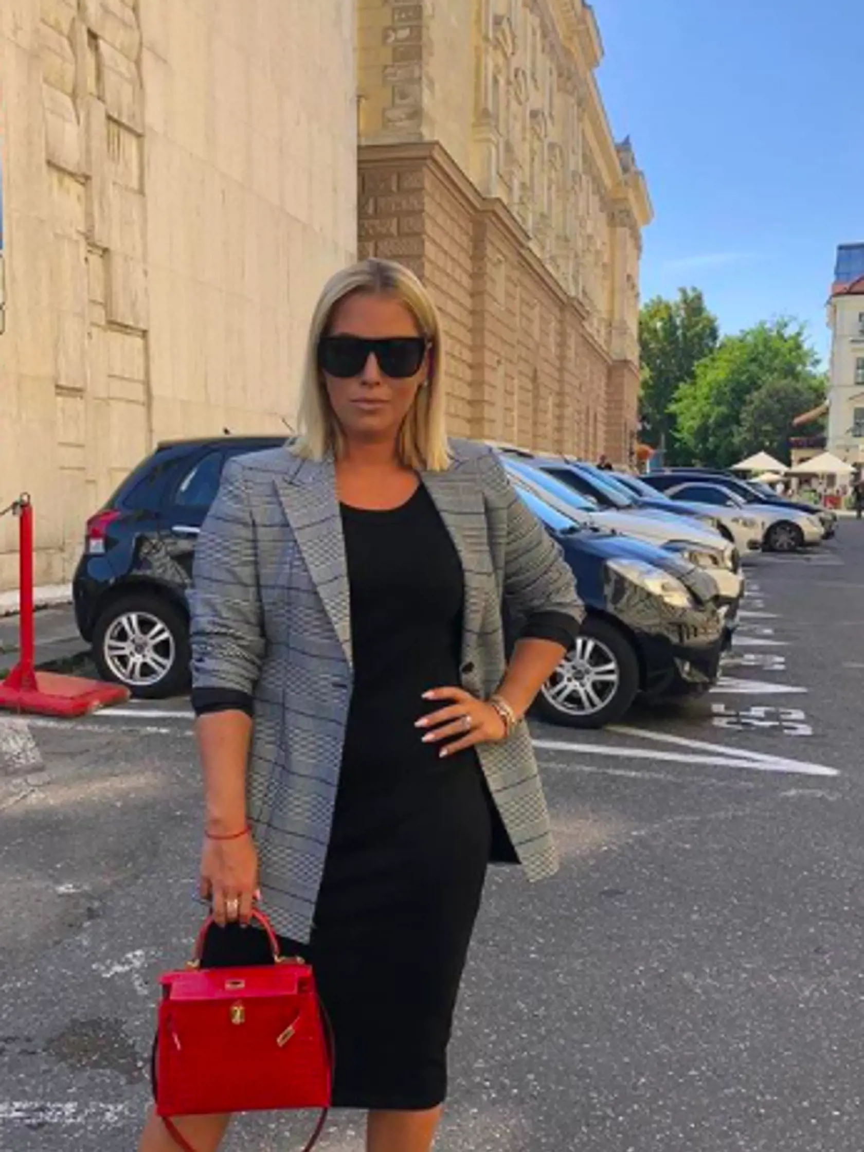 Červená kabelka Hermès Kelly z krokodílej kože stojí neuveriteľných 30-tisíc eur.