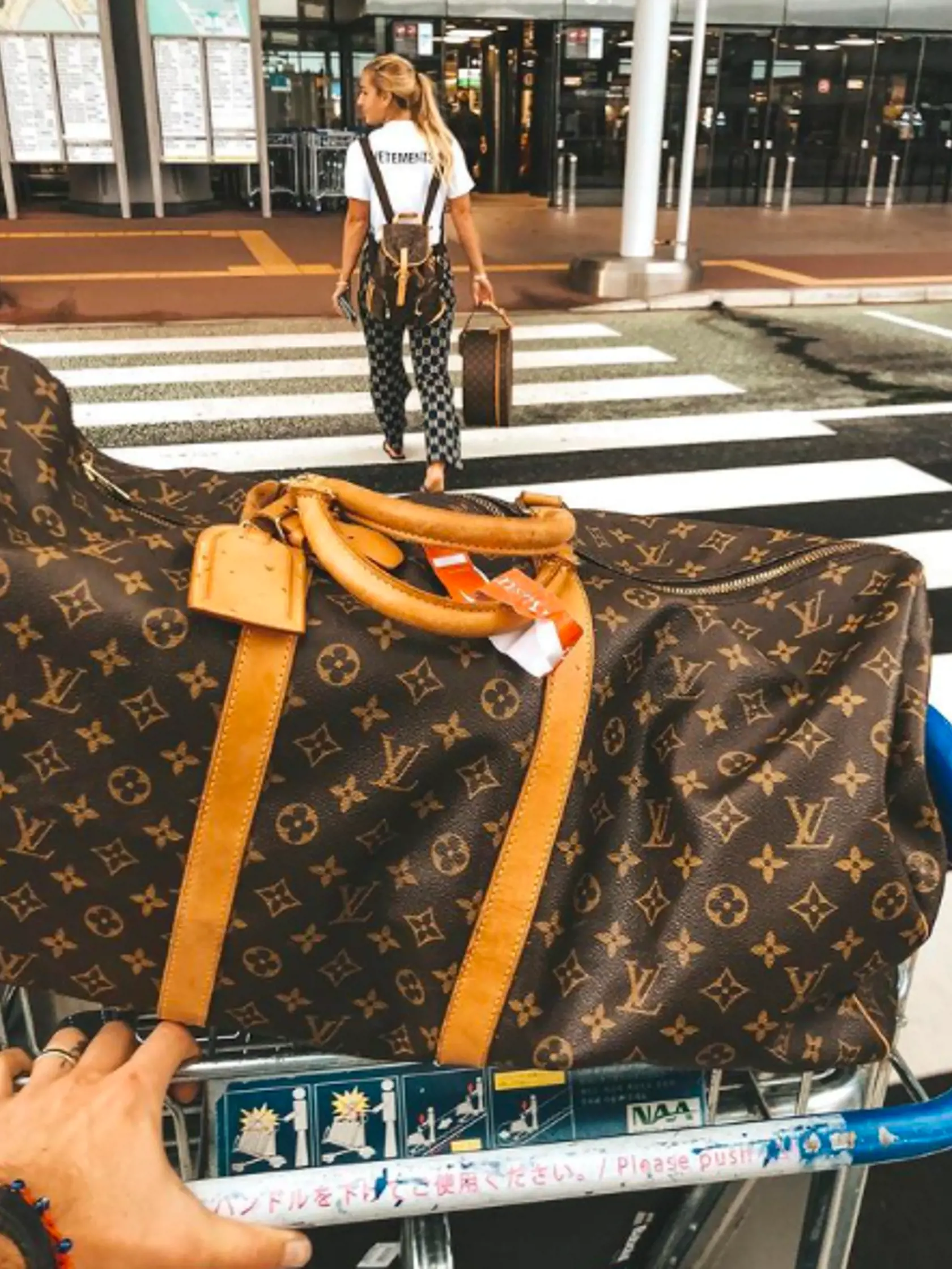 V štýle luxusnej značky Louis Viton Vuitton išla Cibulková so svojim manželom Michalom na dovolenku.