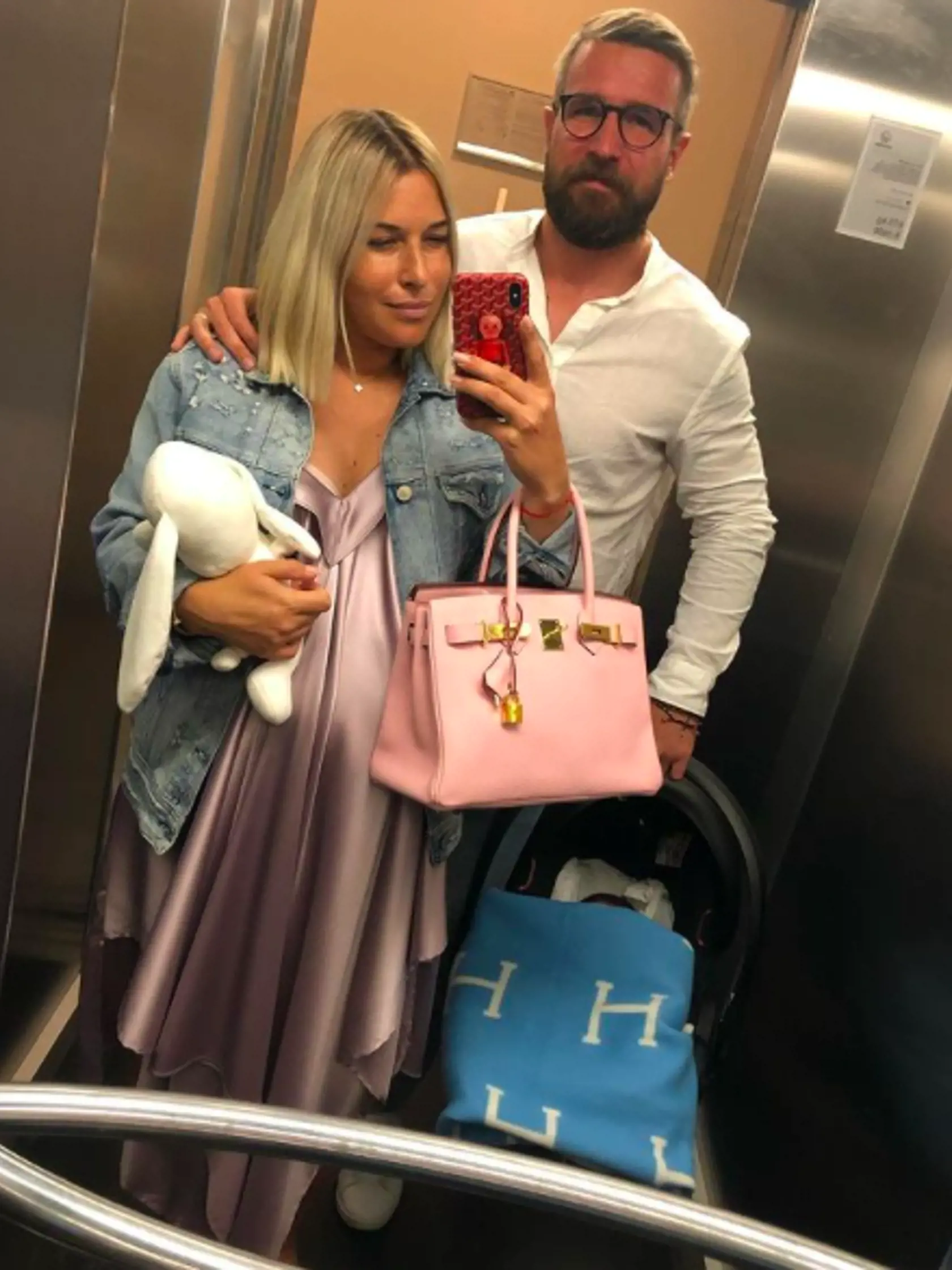 Ružová Hermès Birkin stojí až 25-tisíc. Išla s ňou z pôrodnice, keď vo Viedni porodila Jakubka.
